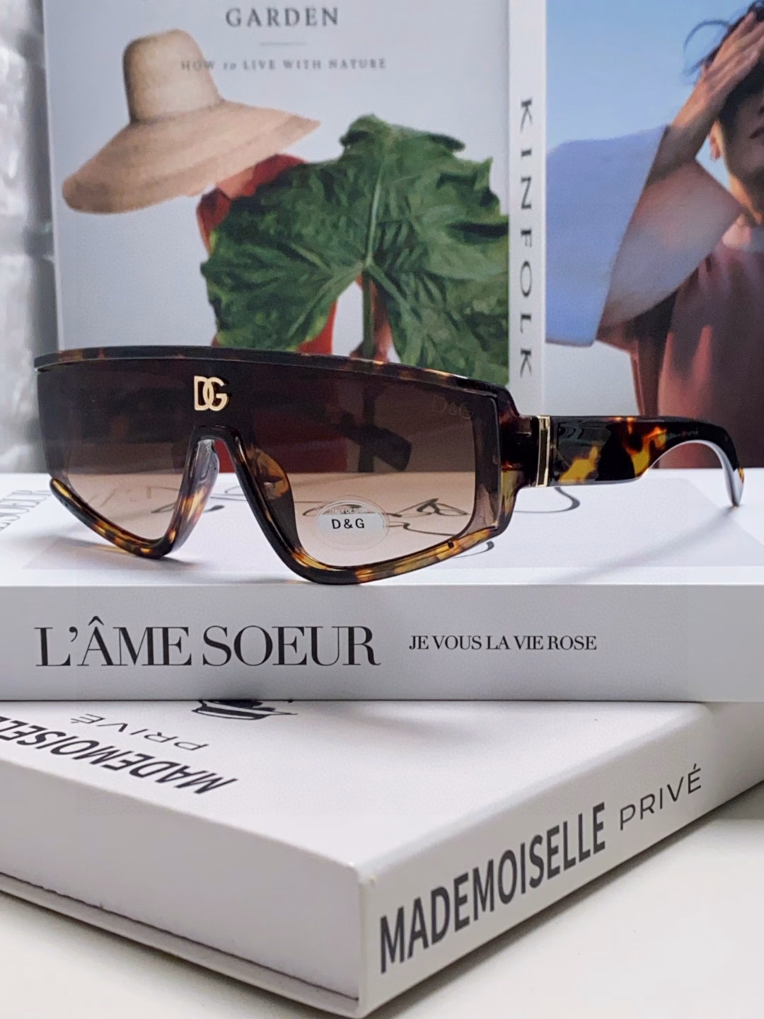 Dolce & Gabbana European and American Internet celebrity style polygonal large frame sunglasses for women, fashionable and personalized sun visor sunglasses for men and women