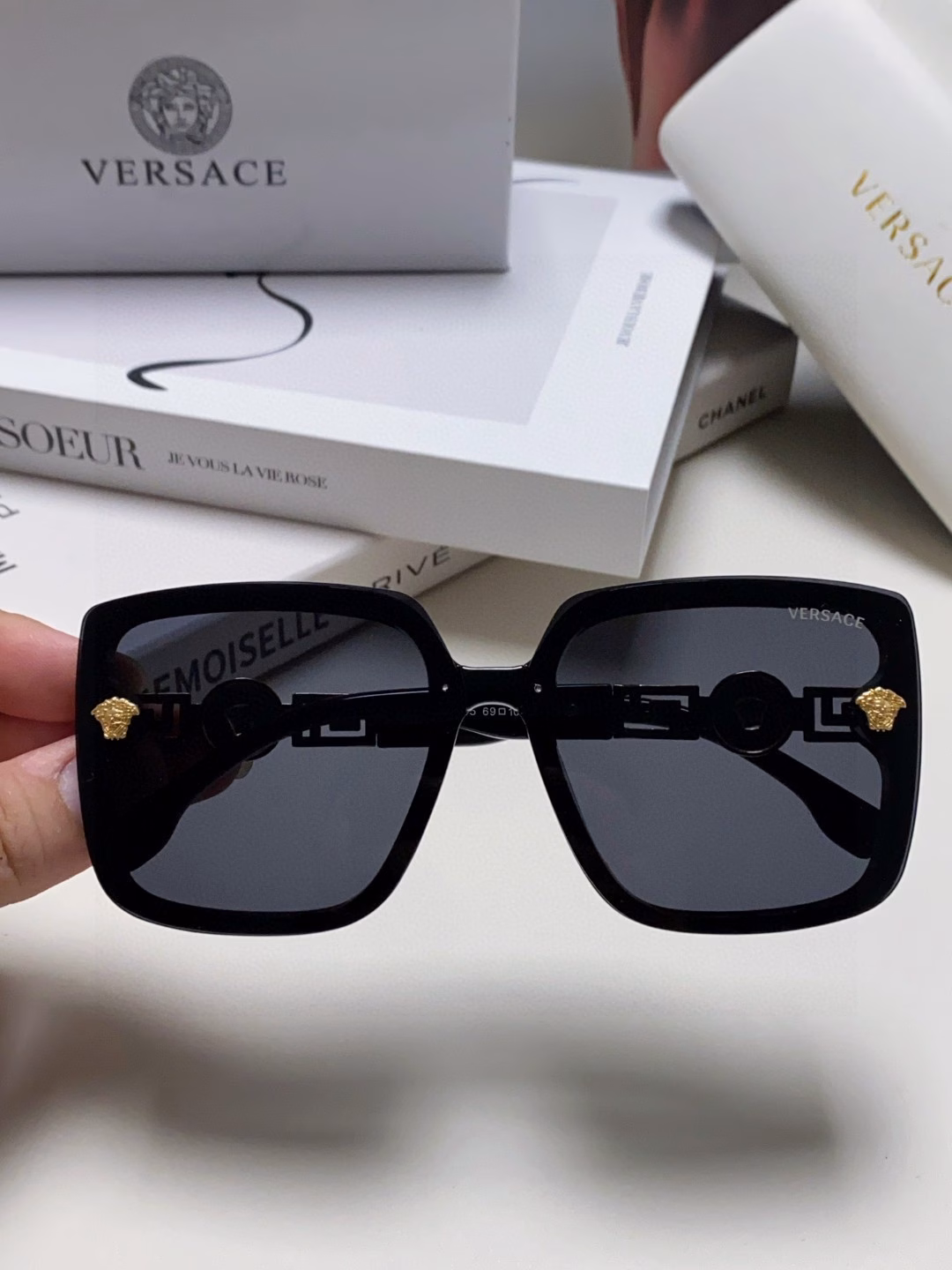 Versace 2025 new sunglasses for women, internet celebrity temperament, retro fashion sunglasses, polarized, UV protection, versatile, and small face