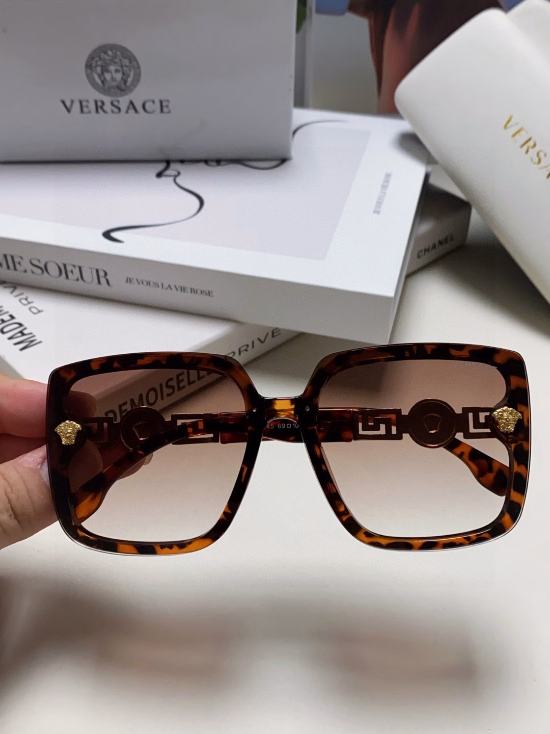 Versace 2025 new sunglasses for women, internet celebrity temperament, retro fashion sunglasses, polarized, UV protection, versatile, and small face
