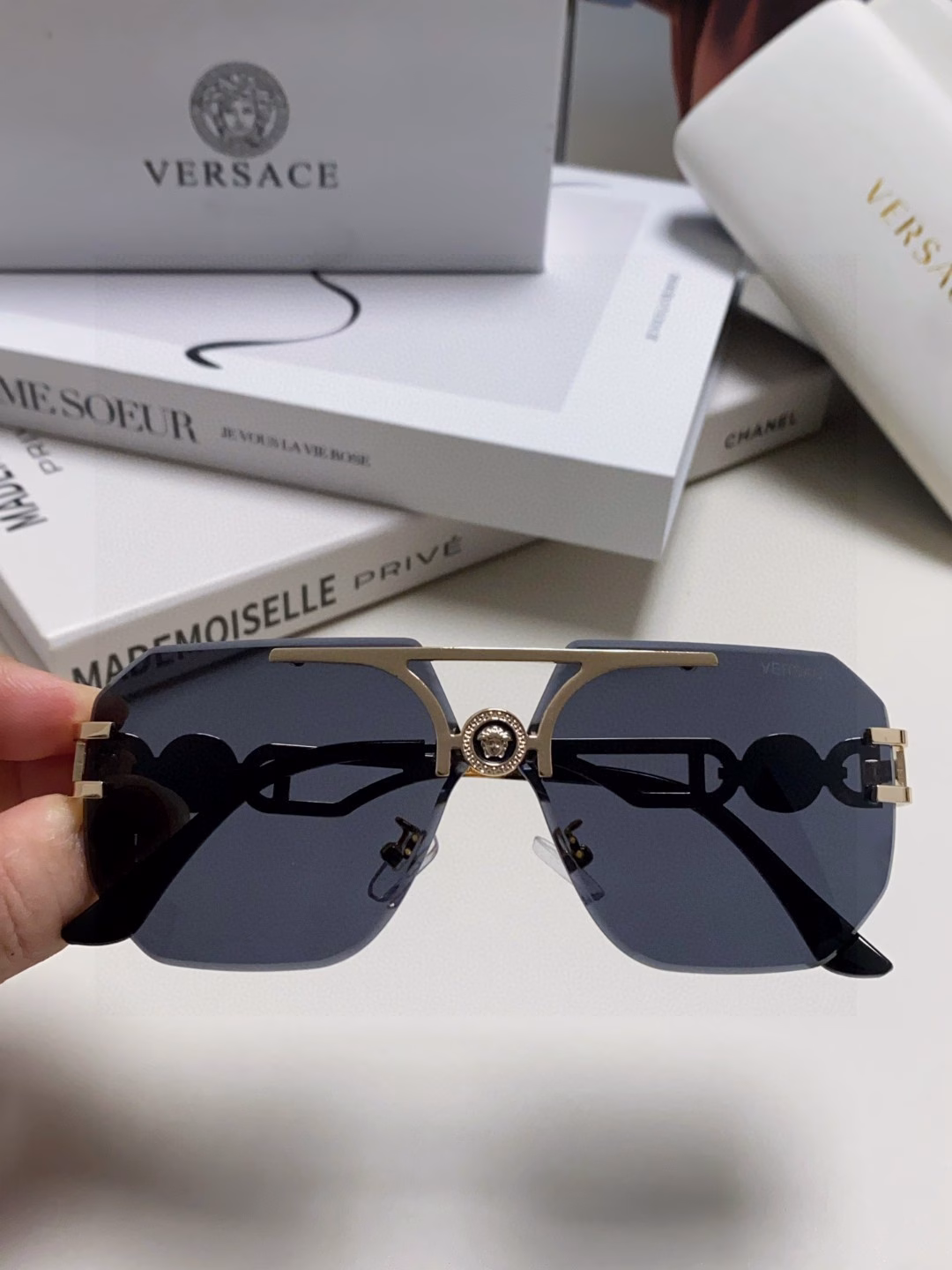 Versace 2025 European and American fashion women's square frame face-covering one-piece sunglasses European station eye protection carved Little Red Book style sunglasses