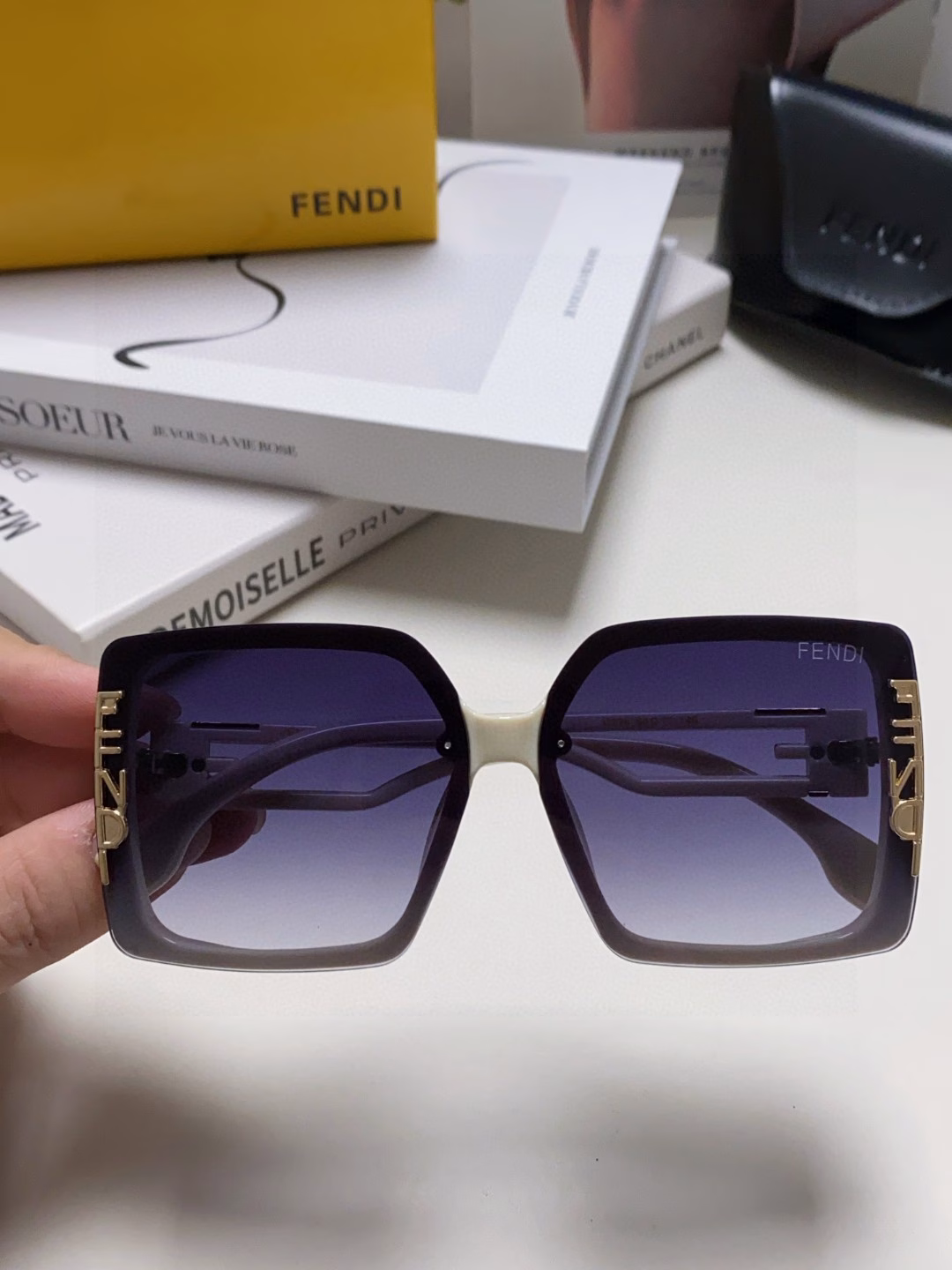 Fendi new style 🕶 fashionable and elegant sunglasses for women Sunglasses 🥳 create a calm posture, classic style combined with new creativity 👍 inadvertently radiate extraordinary luxury taste
