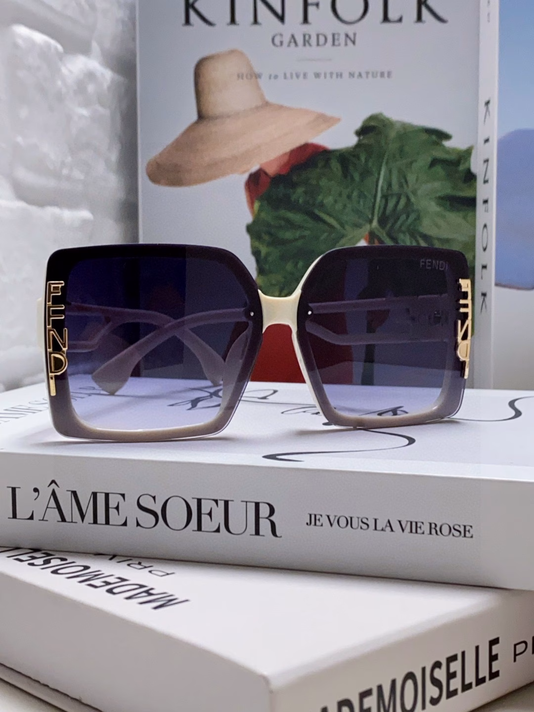 Fendi new style 🕶 fashionable and elegant sunglasses for women Sunglasses 🥳 create a calm posture, classic style combined with new creativity 👍 inadvertently radiate extraordinary luxury taste