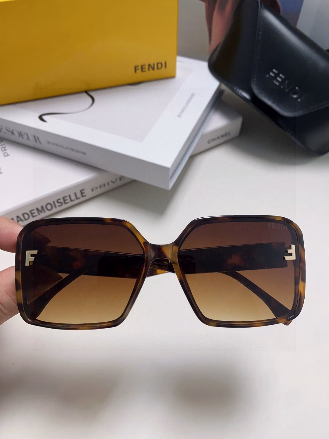Fendi 2025 new style trendy European and American square frame sunglasses for women high-end personality anti-ultraviolet fashion sunglasses in stock
