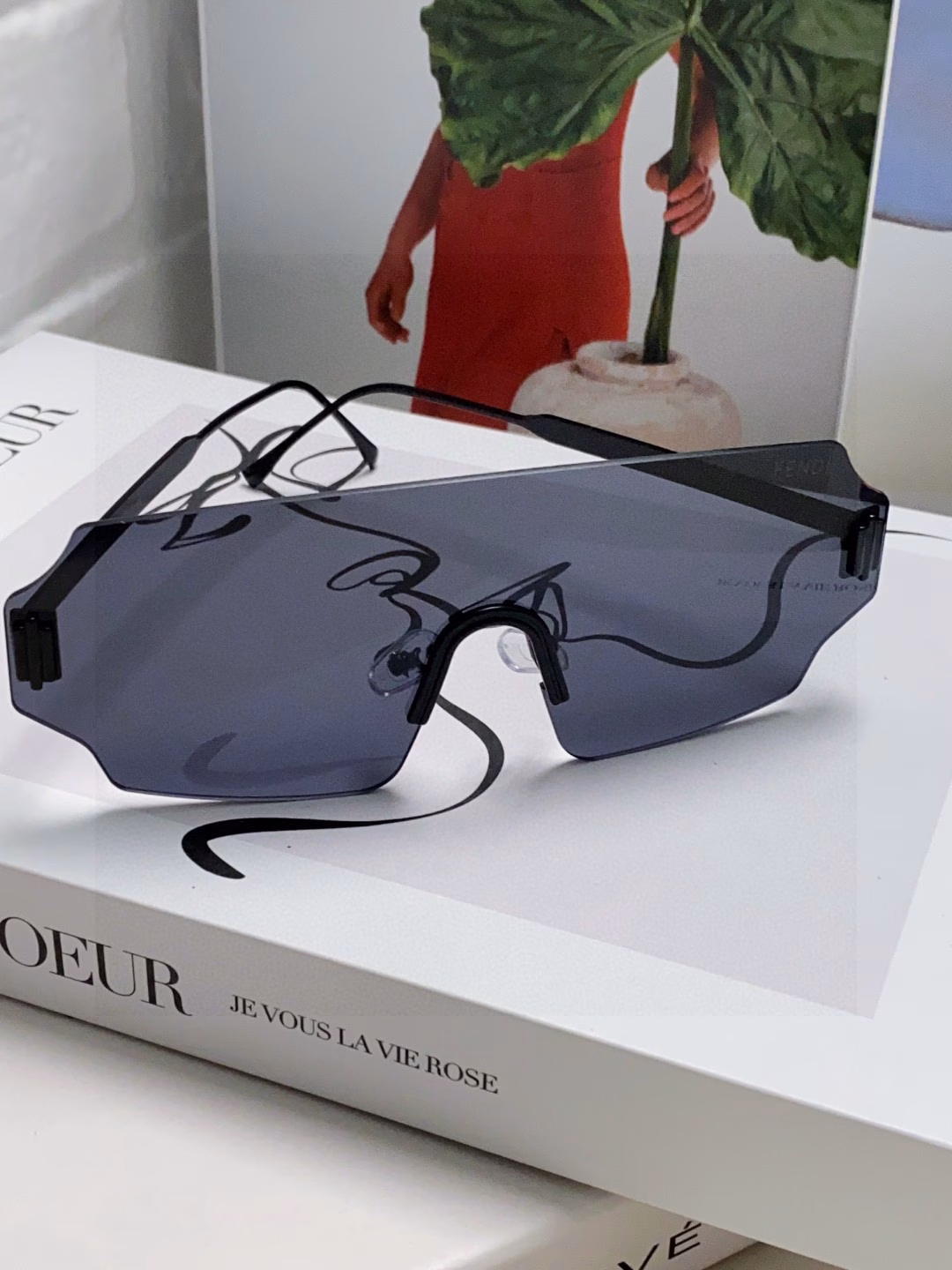 Fendi 2025 new sunglasses for men, fashionable and comfortable mask-style sunshade windshield, integrated frameless ocean lens sunglasses for men and women, personalized large-frame sunglasses, European and American trendy windproof glasses