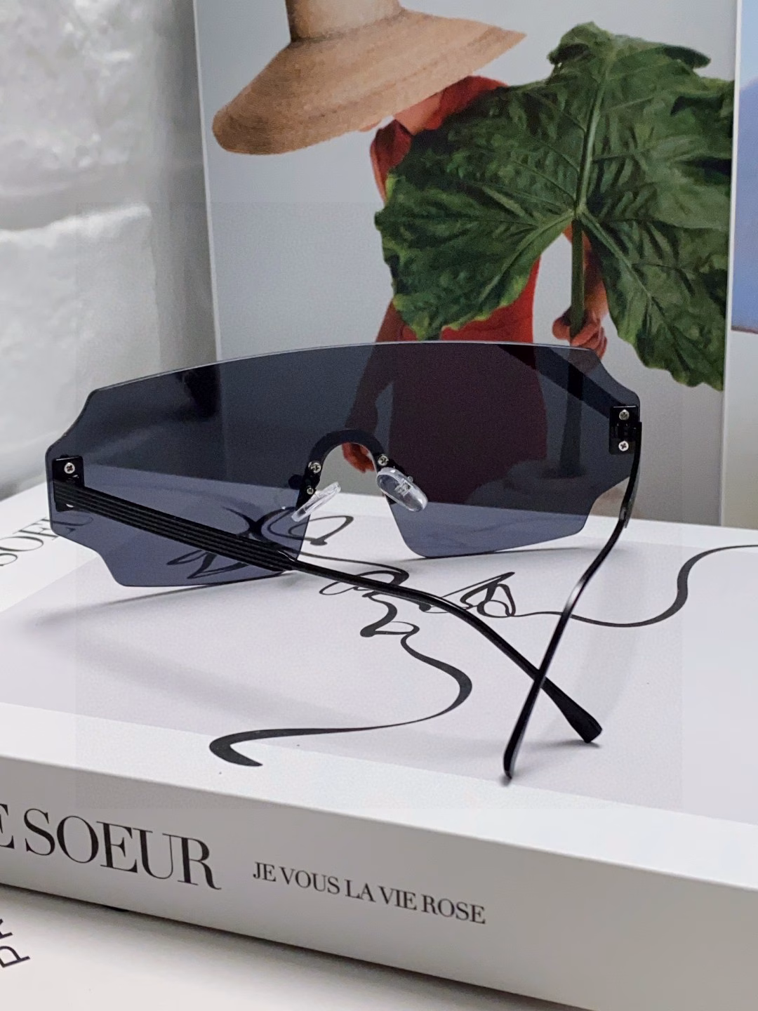 Fendi 2025 new sunglasses for men, fashionable and comfortable mask-style sunshade windshield, integrated frameless ocean lens sunglasses for men and women, personalized large-frame sunglasses, European and American trendy windproof glasses