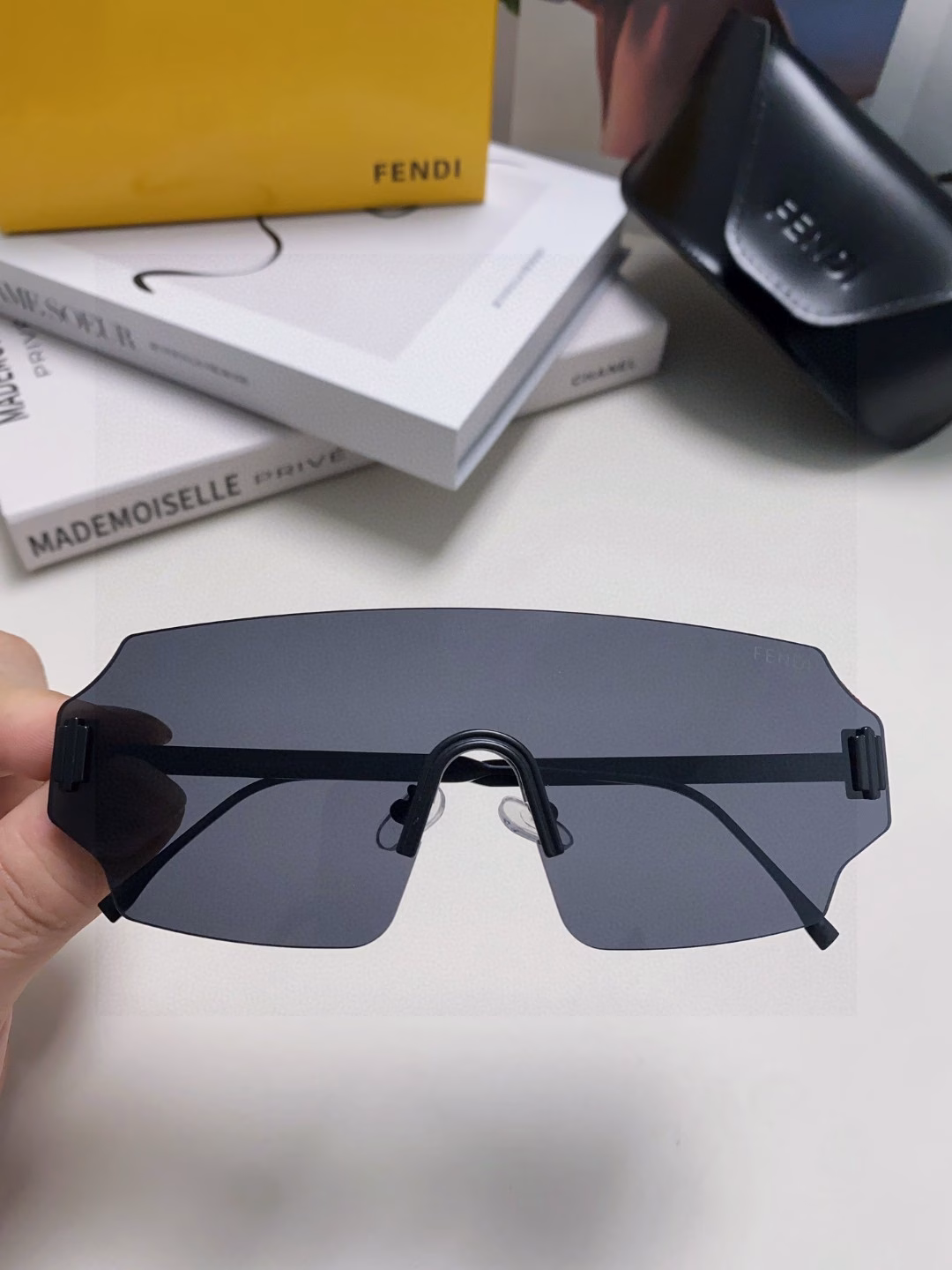 Fendi 2025 new sunglasses for men, fashionable and comfortable mask-style sunshade windshield, integrated frameless ocean lens sunglasses for men and women, personalized large-frame sunglasses, European and American trendy windproof glasses