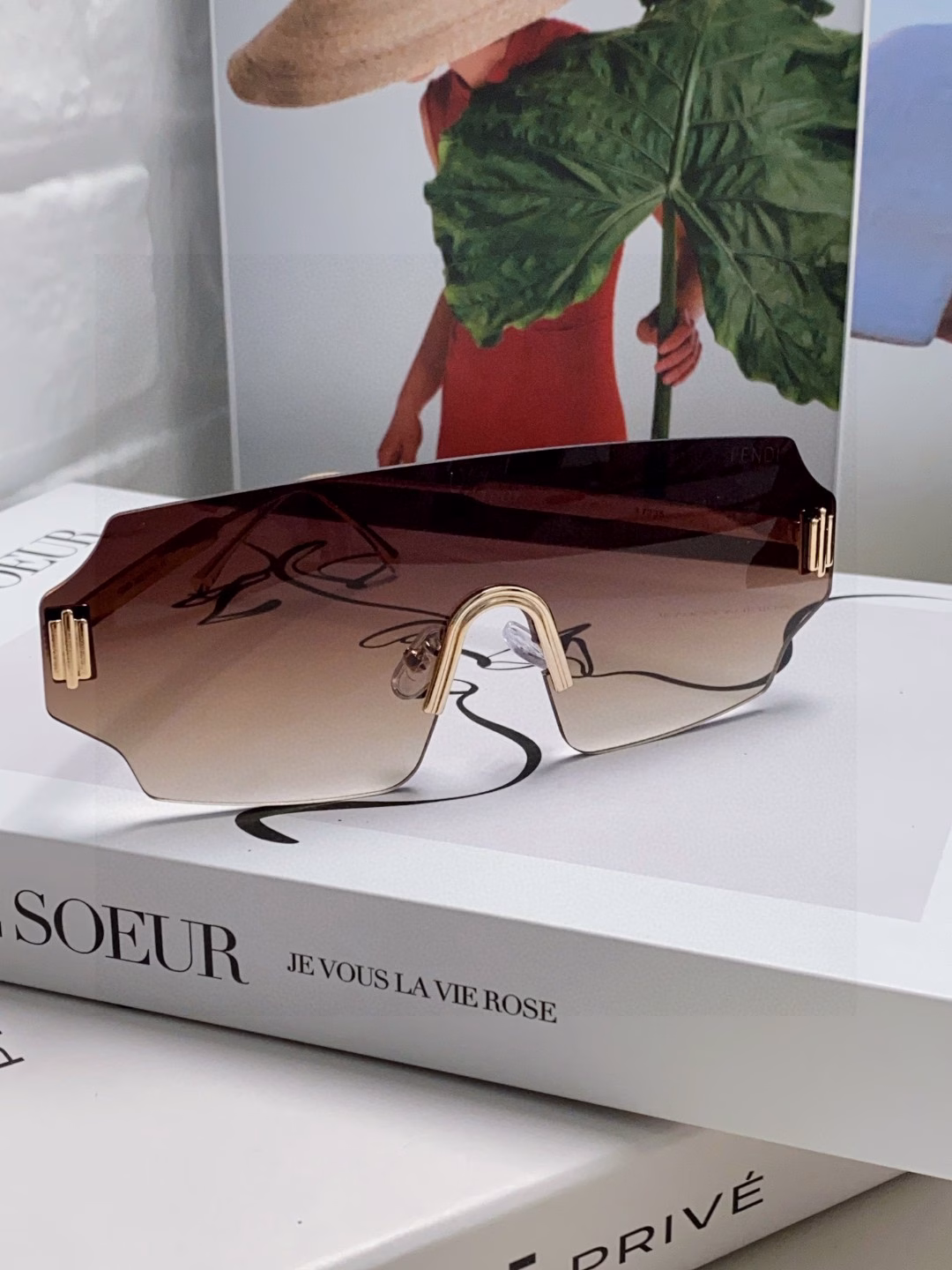 Fendi 2025 new sunglasses for men, fashionable and comfortable mask-style sunshade windshield, integrated frameless ocean lens sunglasses for men and women, personalized large-frame sunglasses, European and American trendy windproof glasses