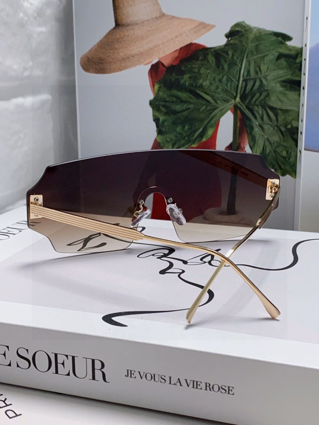 Fendi 2025 new sunglasses for men, fashionable and comfortable mask-style sunshade windshield, integrated frameless ocean lens sunglasses for men and women, personalized large-frame sunglasses, European and American trendy windproof glasses
