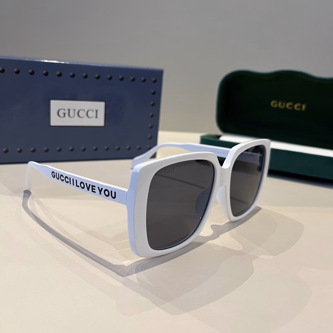 Gucci's newest women's sunglassesLarge frame, three-dimensional surface, face-modifyingRetro and charming🎍