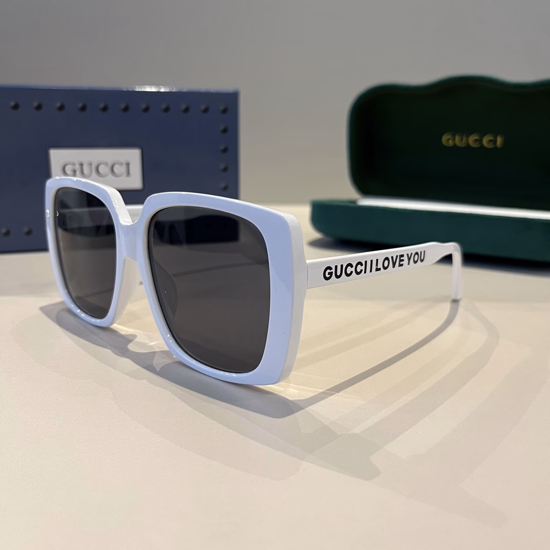 Gucci's newest women's sunglassesLarge frame, three-dimensional surface, face-modifyingRetro and charming🎍