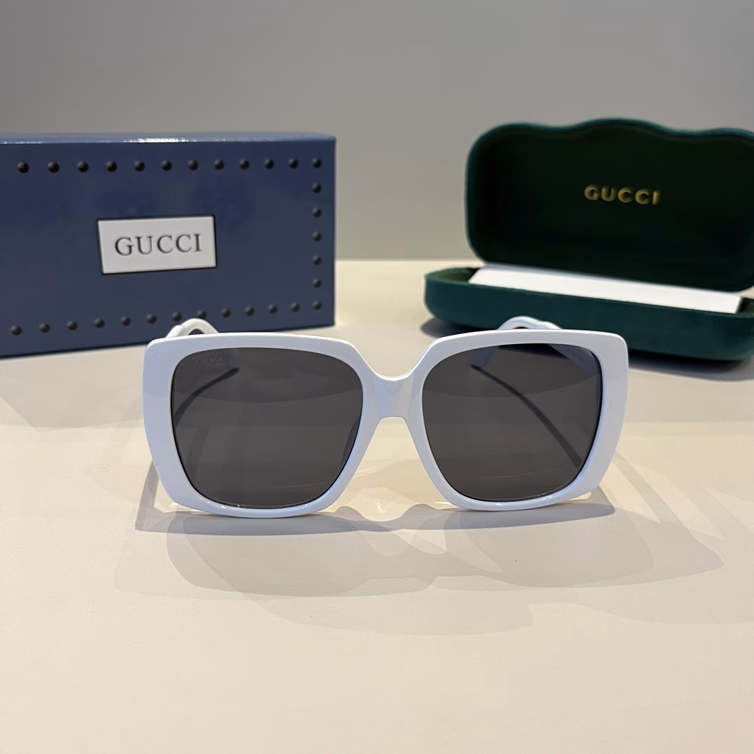 Gucci's newest women's sunglassesLarge frame, three-dimensional surface, face-modifyingRetro and charming🎍