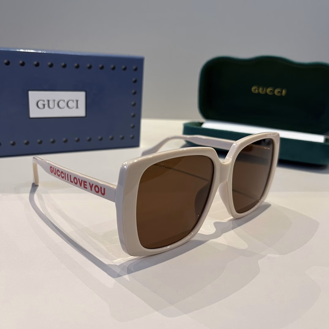 Gucci's newest women's sunglassesLarge frame, three-dimensional surface, face-modifyingRetro and charming🎍