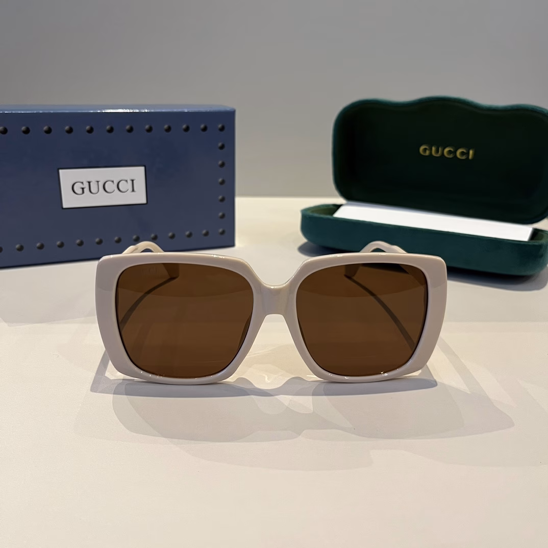 Gucci's newest women's sunglassesLarge frame, three-dimensional surface, face-modifyingRetro and charming🎍