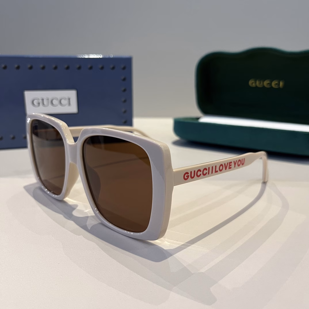 Gucci's newest women's sunglassesLarge frame, three-dimensional surface, face-modifyingRetro and charming🎍