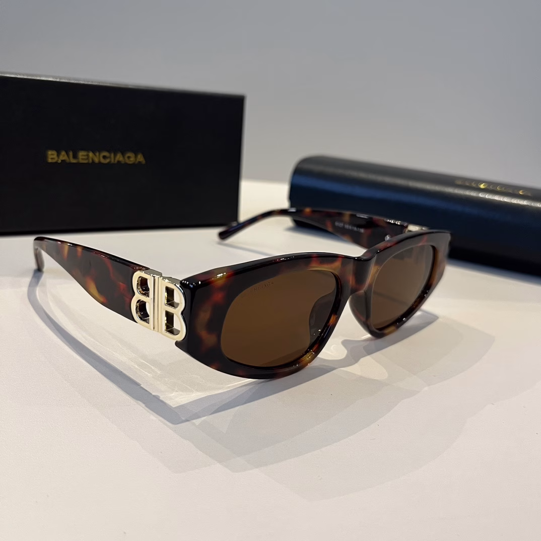 BalenciagaThe only thing you need to be a celebrity is this pair of BALENCIAGA sunglassesThis pair is so cool~Many fashion bloggers and influencers wear the same black and gold color combination. It's so classy and can be matched with any clothes