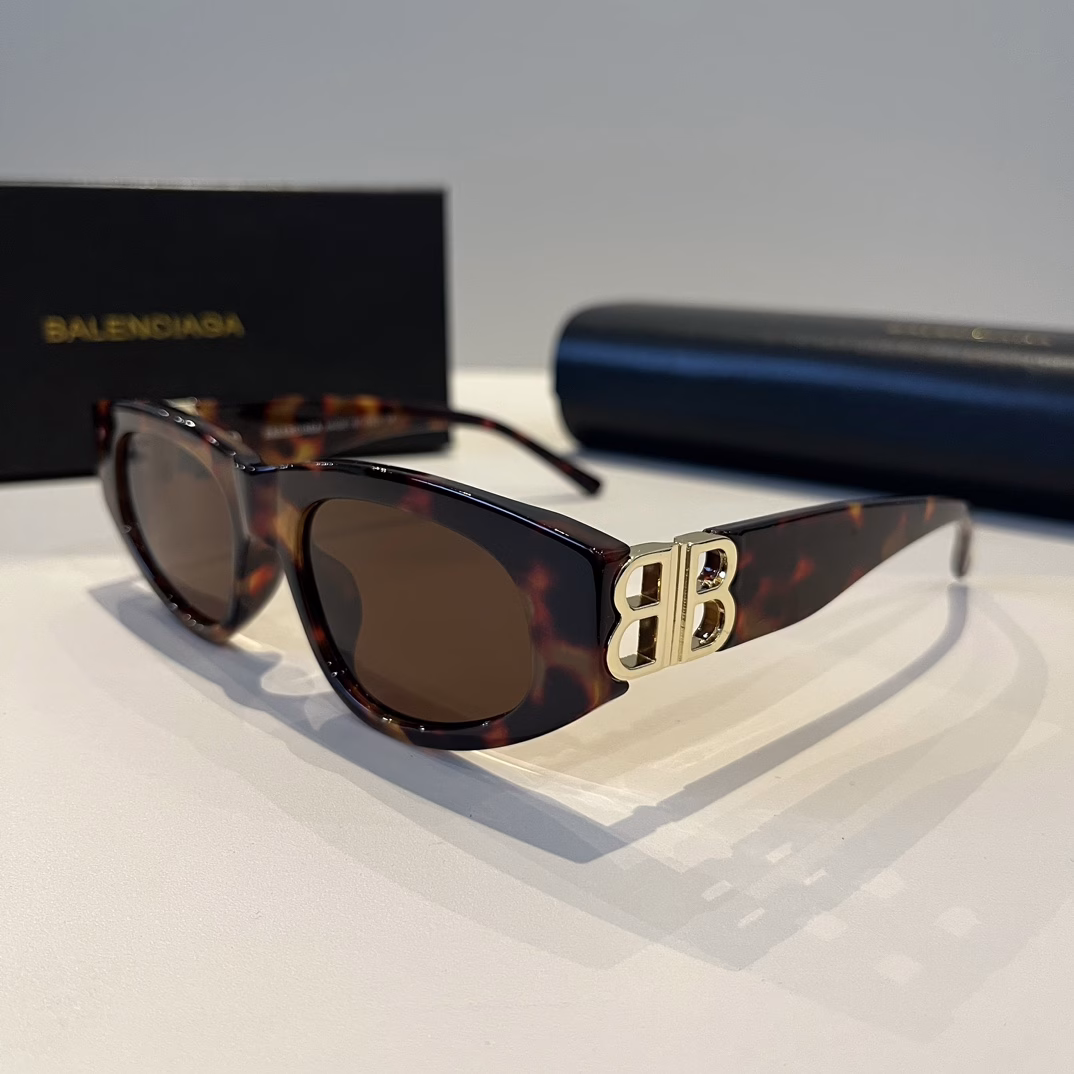 BalenciagaThe only thing you need to be a celebrity is this pair of BALENCIAGA sunglassesThis pair is so cool~Many fashion bloggers and influencers wear the same black and gold color combination. It's so classy and can be matched with any clothes