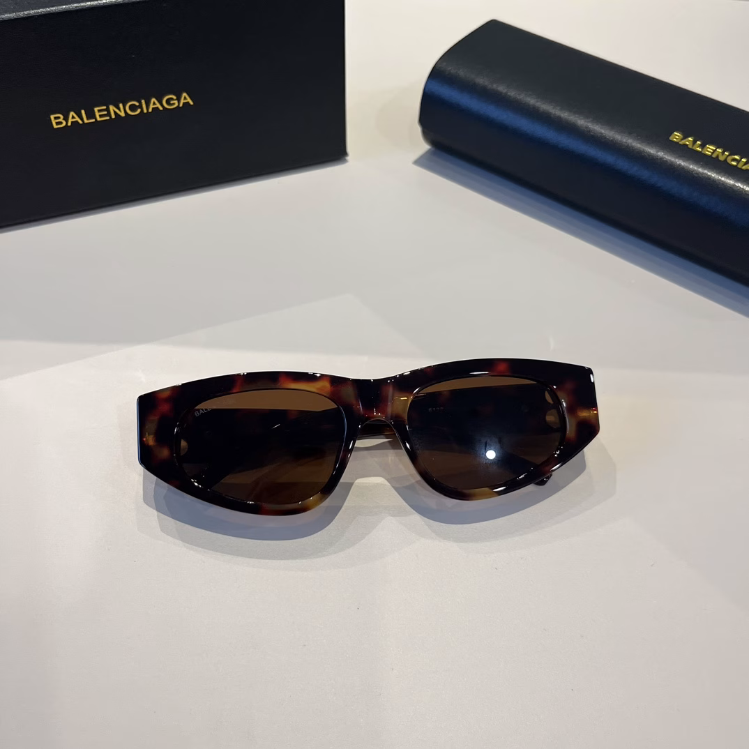 BalenciagaThe only thing you need to be a celebrity is this pair of BALENCIAGA sunglassesThis pair is so cool~Many fashion bloggers and influencers wear the same black and gold color combination. It's so classy and can be matched with any clothes
