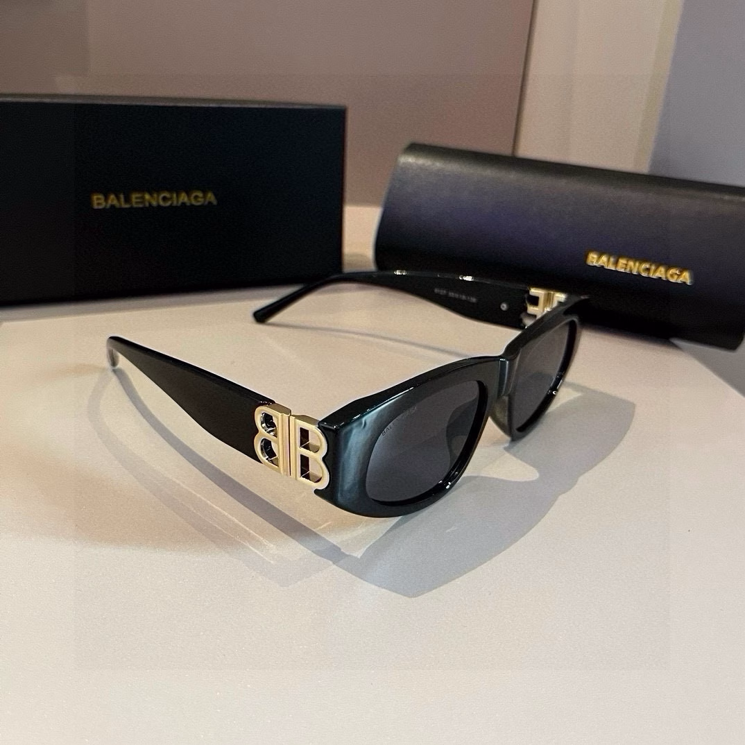 BalenciagaThe only thing you need to be a celebrity is this pair of BALENCIAGA sunglassesThis pair is so cool~Many fashion bloggers and influencers wear the same black and gold color combination. It's so classy and can be matched with any clothes