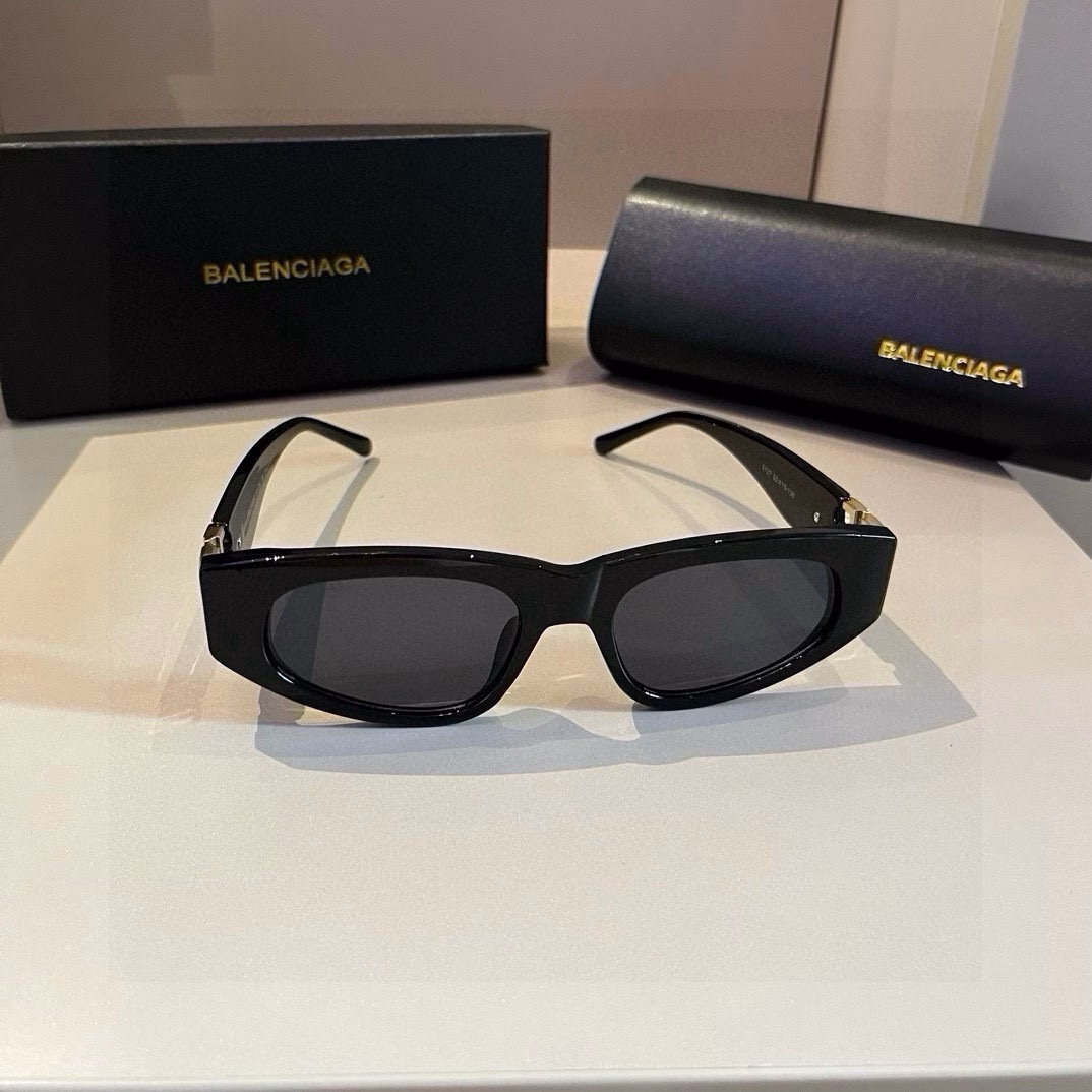 BalenciagaThe only thing you need to be a celebrity is this pair of BALENCIAGA sunglassesThis pair is so cool~Many fashion bloggers and influencers wear the same black and gold color combination. It's so classy and can be matched with any clothes