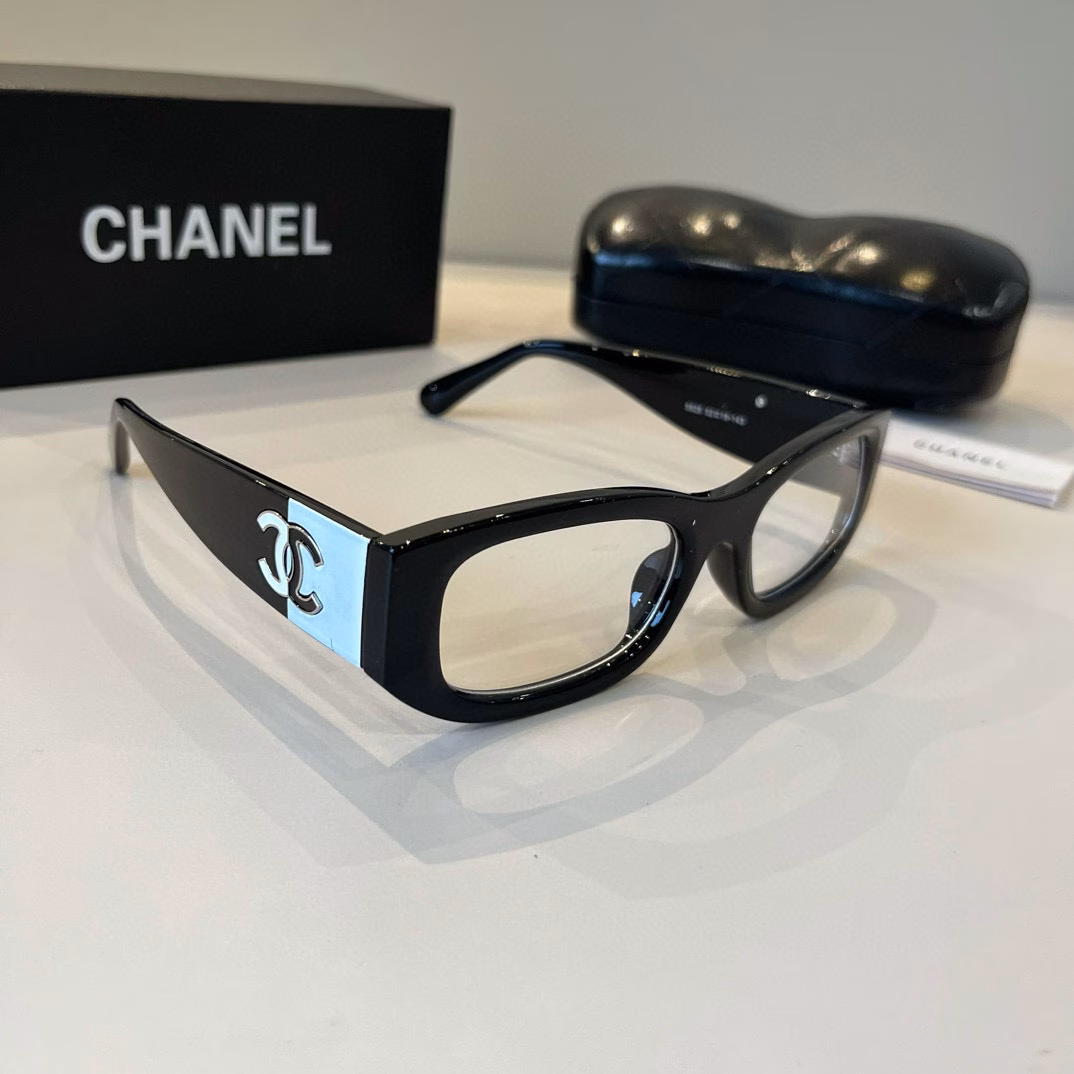 Chanel black and white panda sunglasses, the frame can be sweet or salty, it can modify the face shape!The logo on the temple is also a panda design