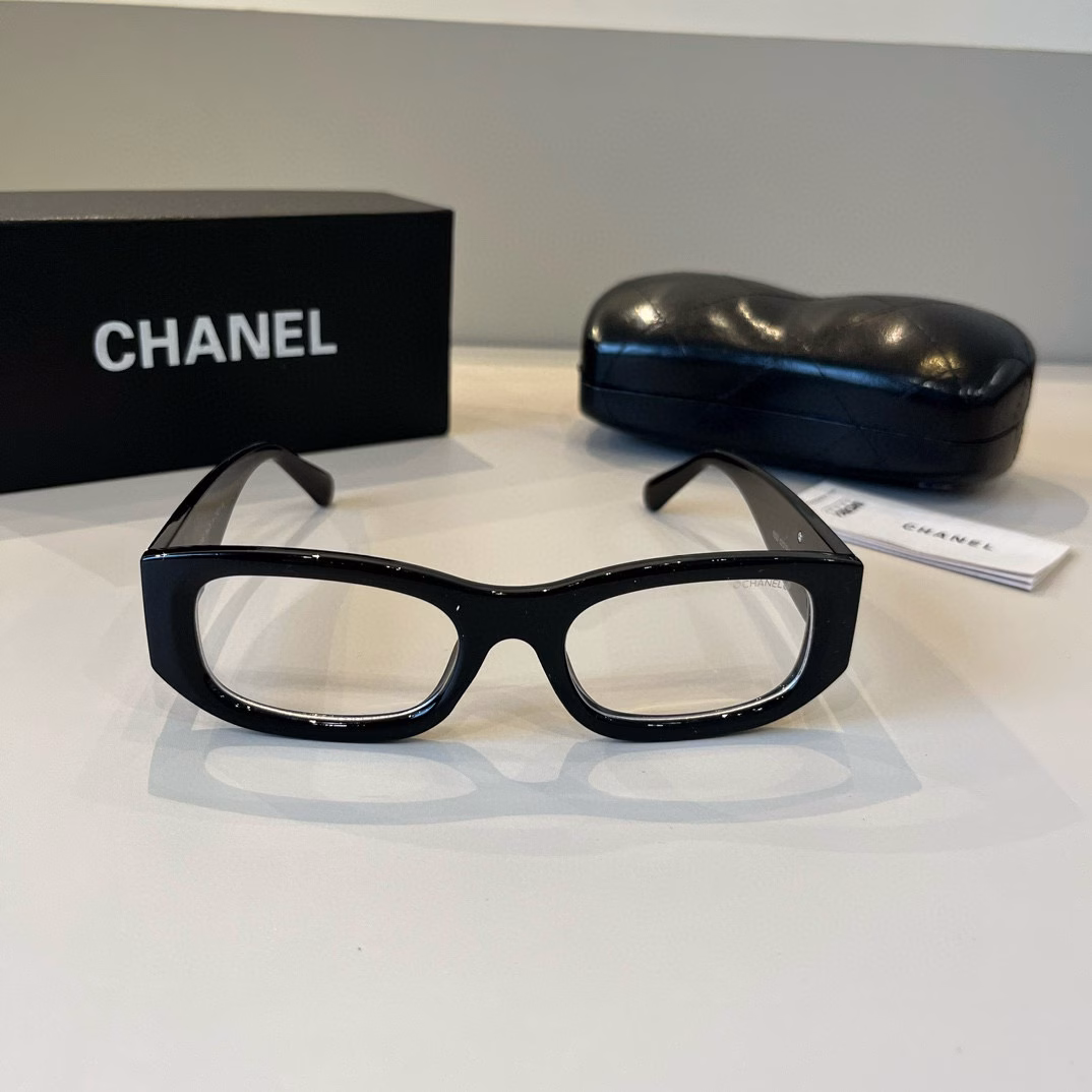 Chanel black and white panda sunglasses, the frame can be sweet or salty, it can modify the face shape!The logo on the temple is also a panda design
