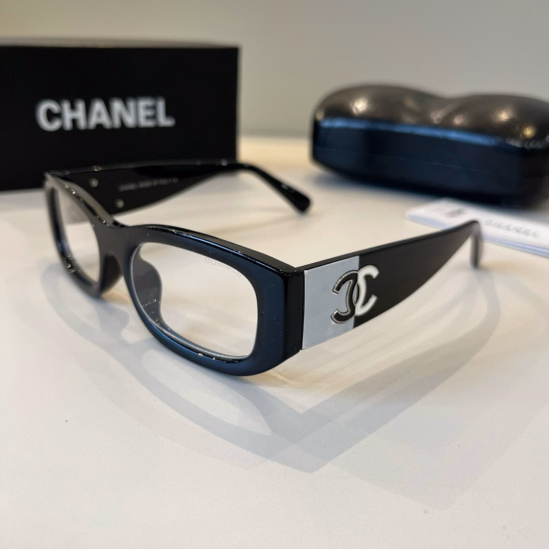 Chanel black and white panda sunglasses, the frame can be sweet or salty, it can modify the face shape!The logo on the temple is also a panda design