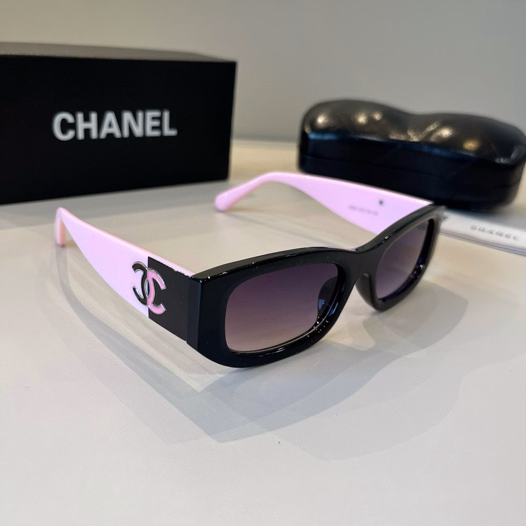 Chanel black and white panda sunglasses, the frame can be sweet or salty, it can modify the face shape!The logo on the temple is also a panda design