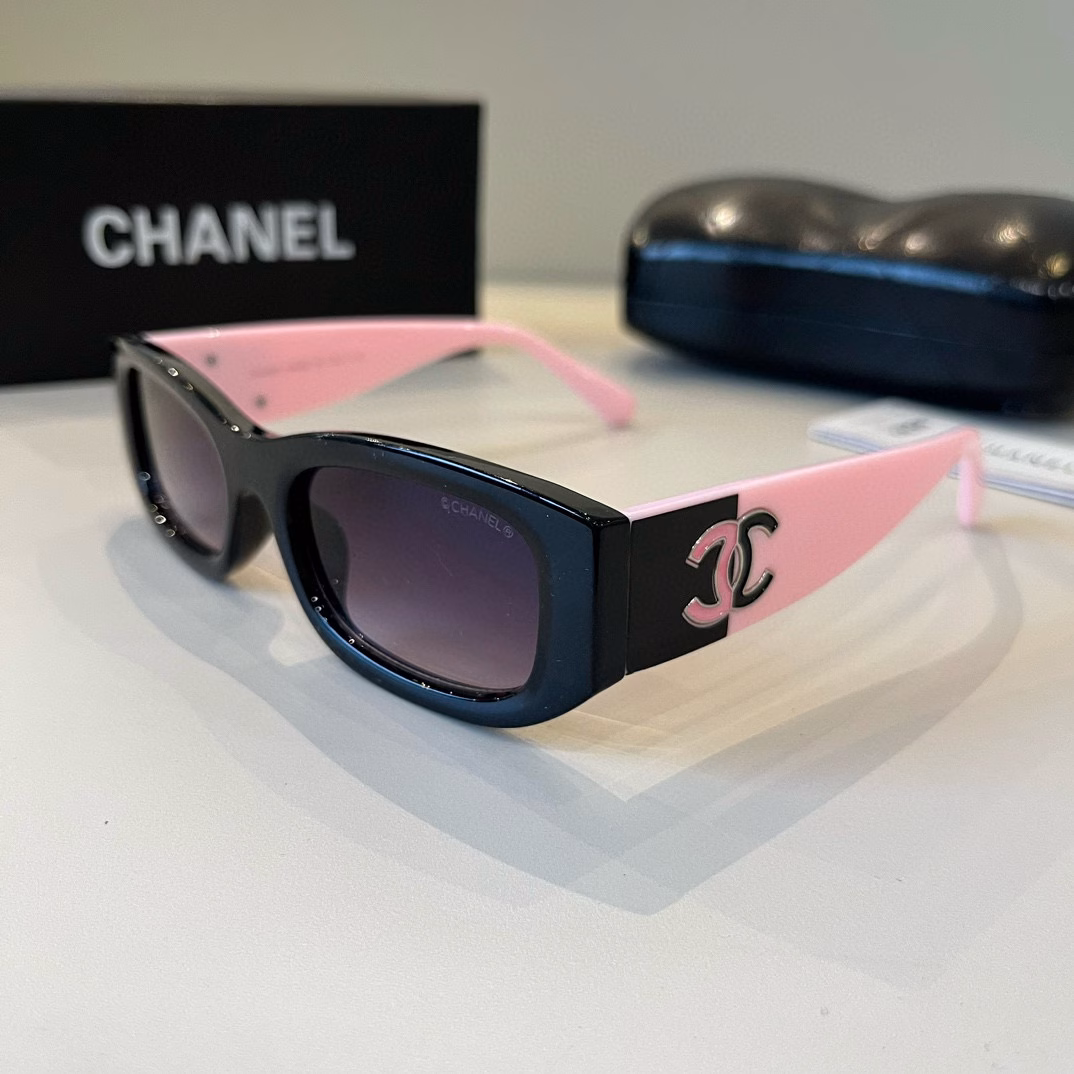Chanel black and white panda sunglasses, the frame can be sweet or salty, it can modify the face shape!The logo on the temple is also a panda design