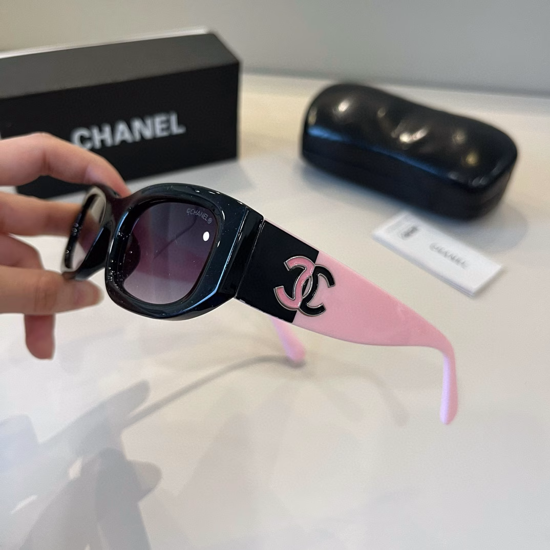 Chanel black and white panda sunglasses, the frame can be sweet or salty, it can modify the face shape!The logo on the temple is also a panda design