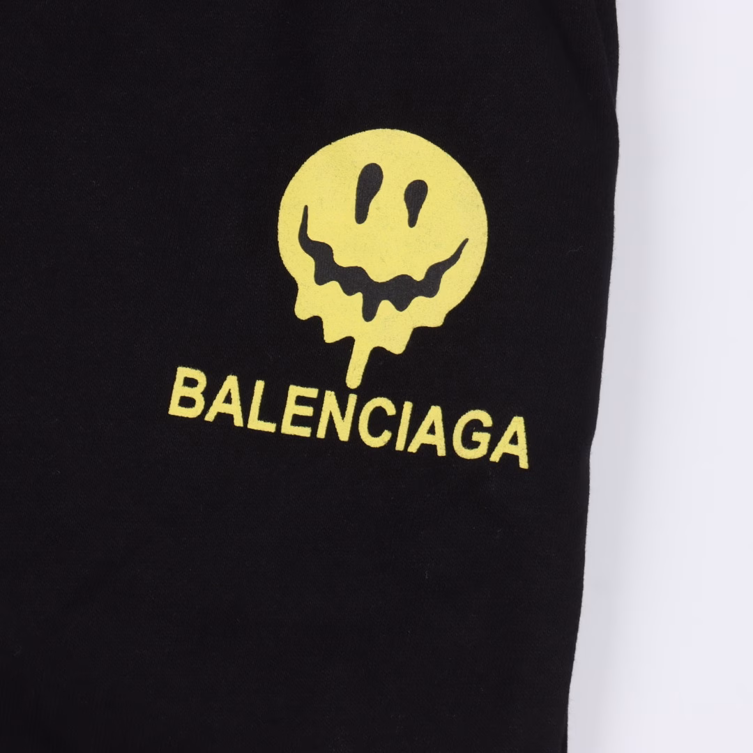 Balenciaga BLCG smiley face letter print shortsFabric: Customized 360g cotton cover silk anti-pilling fabric, washed and softened for a soft and comfortable feel.