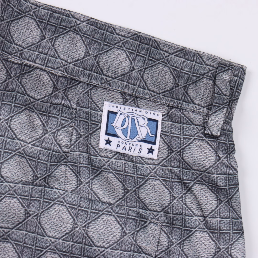 Dior CD silk all-over print set shortsSilk casual shortsNew designAll-over cannage patternDior Charm label on the backSide welt pockets and back patch pocketsHidden button closureDetailed hemming on the interiorMid-rise waist Straight fit
