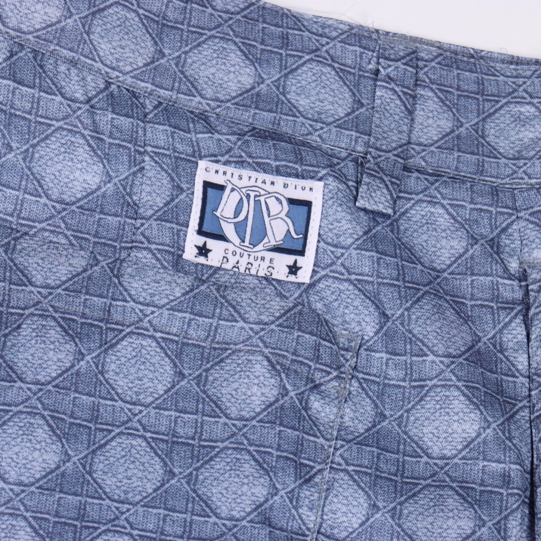 Dior CD silk all-over print set shortsSilk casual shortsNew designAll-over cannage patternDior Charm label on the backSide welt pockets and back patch pocketsHidden button closureDetailed hemming on the interiorMid-rise waist Straight fit