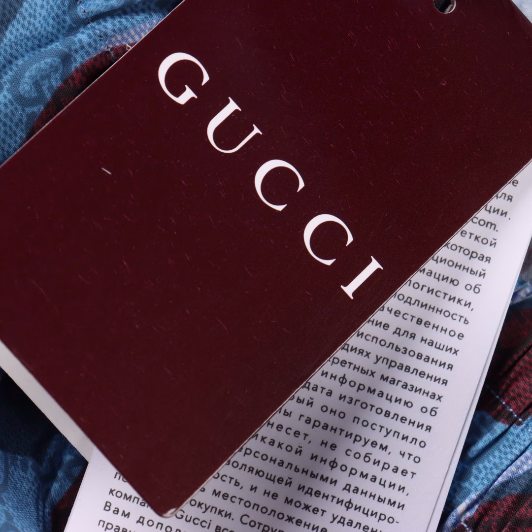 GUCCI Full Print Snake Short Sleeve ShortsThe image is paired with the snake GG pattern as part of the full-body print on the 2025 GUCCI early spring new plaid shorts.