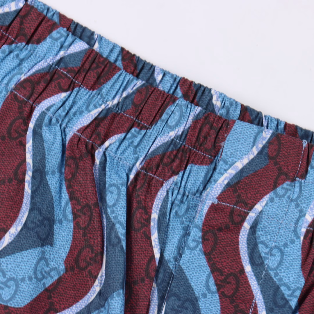 GUCCI Full Print Snake Short Sleeve ShortsThe image is paired with the snake GG pattern as part of the full-body print on the 2025 GUCCI early spring new plaid shorts.