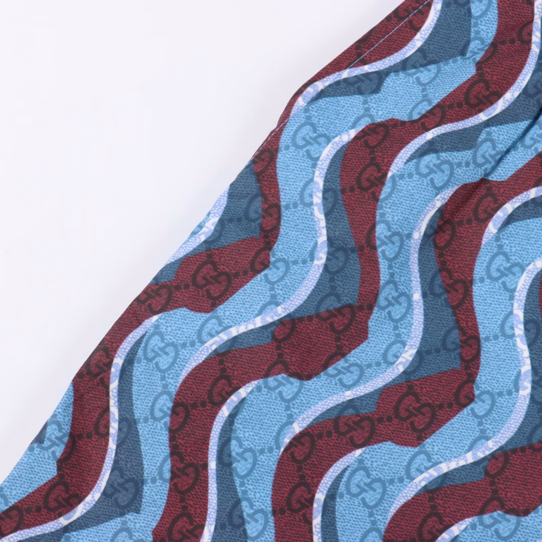 GUCCI Full Print Snake Short Sleeve ShortsThe image is paired with the snake GG pattern as part of the full-body print on the 2025 GUCCI early spring new plaid shorts.