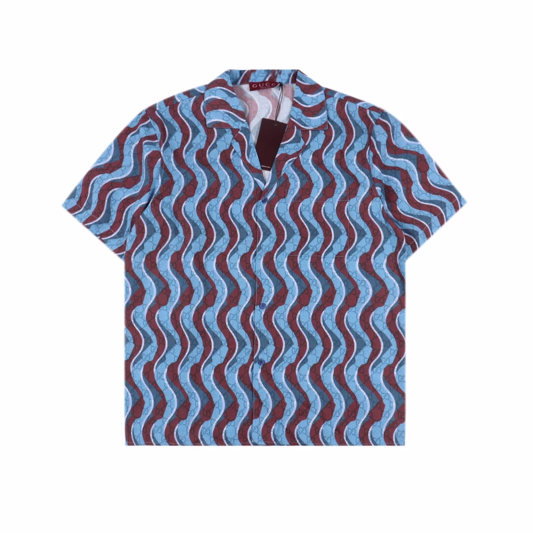 GUCCI full-print dark snake pattern short-sleeved shirt2025 GUCCI early spring new cotton plaid shirt T-shirt, this image is matched with the snake-shaped GG pattern, which is part of the full-body print and embellished on the body