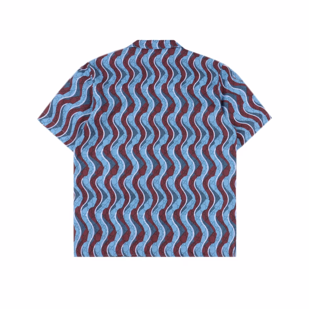 GUCCI full-print dark snake pattern short-sleeved shirt2025 GUCCI early spring new cotton plaid shirt T-shirt, this image is matched with the snake-shaped GG pattern, which is part of the full-body print and embellished on the body