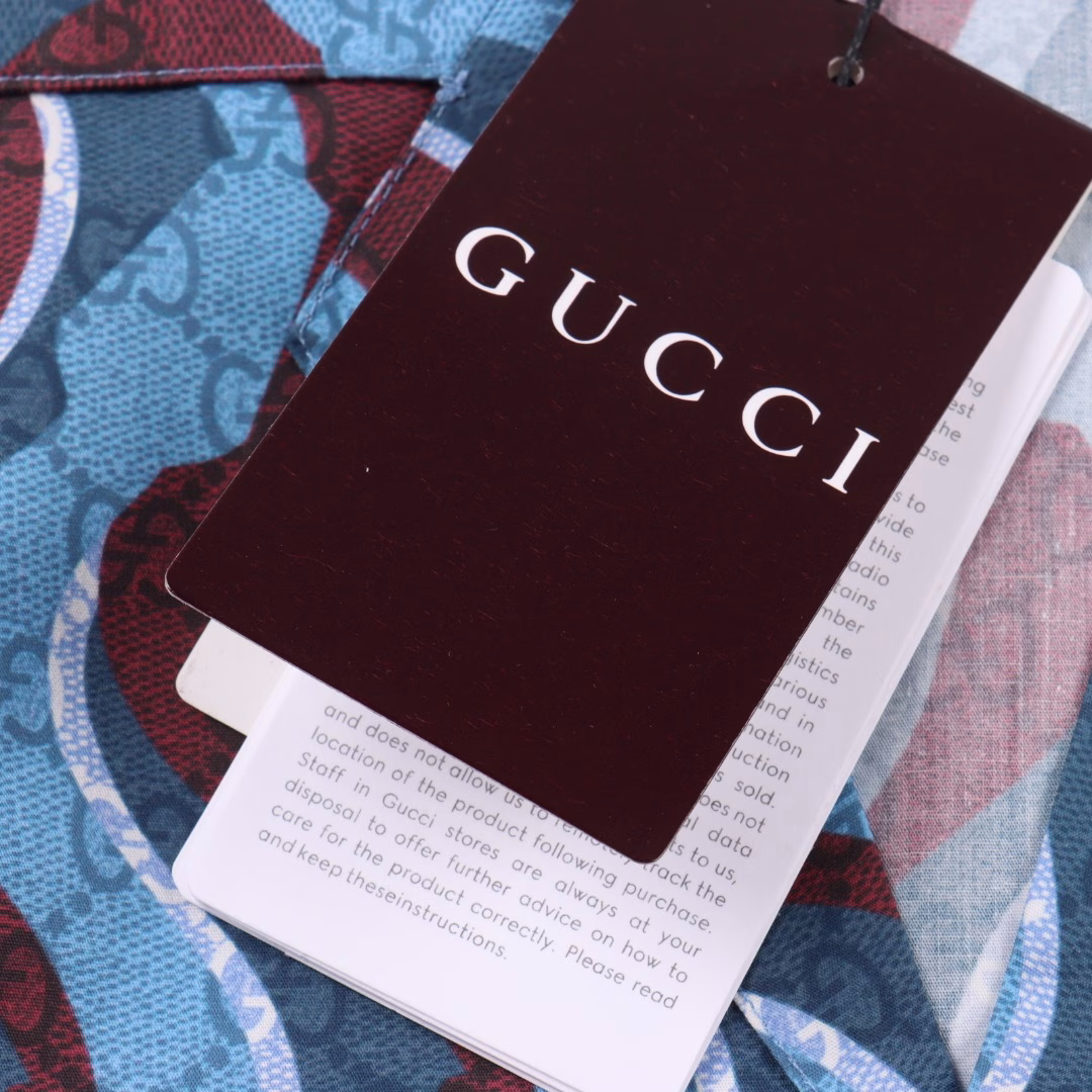 GUCCI full-print dark snake pattern short-sleeved shirt2025 GUCCI early spring new cotton plaid shirt T-shirt, this image is matched with the snake-shaped GG pattern, which is part of the full-body print and embellished on the body