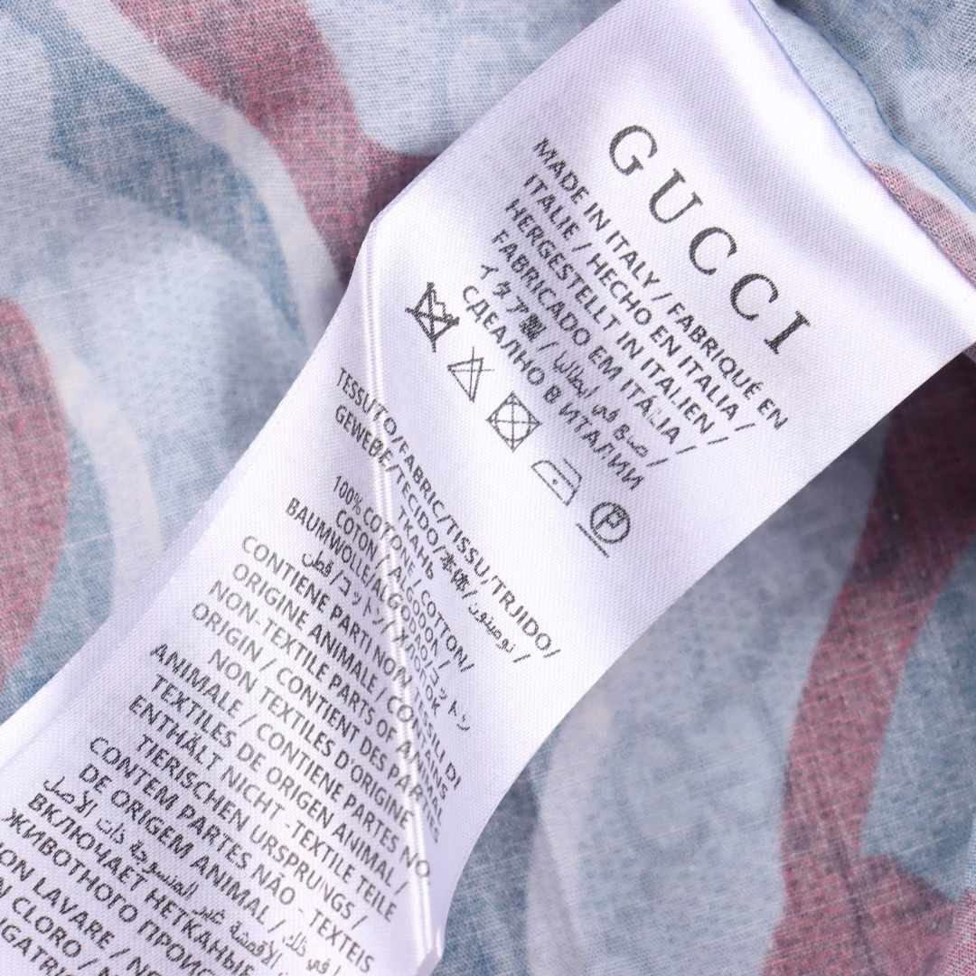 GUCCI full-print dark snake pattern short-sleeved shirt2025 GUCCI early spring new cotton plaid shirt T-shirt, this image is matched with the snake-shaped GG pattern, which is part of the full-body print and embellished on the body