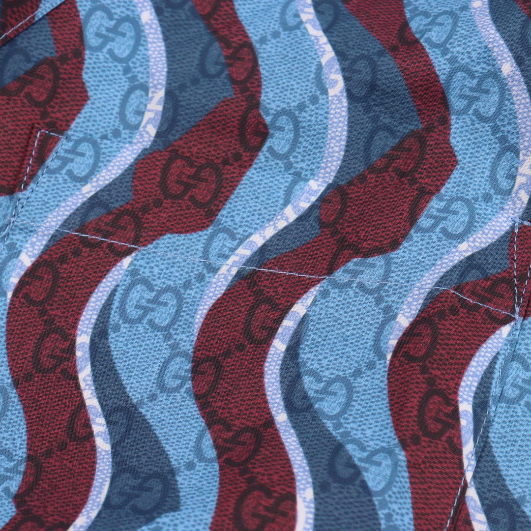 GUCCI full-print dark snake pattern short-sleeved shirt2025 GUCCI early spring new cotton plaid shirt T-shirt, this image is matched with the snake-shaped GG pattern, which is part of the full-body print and embellished on the body
