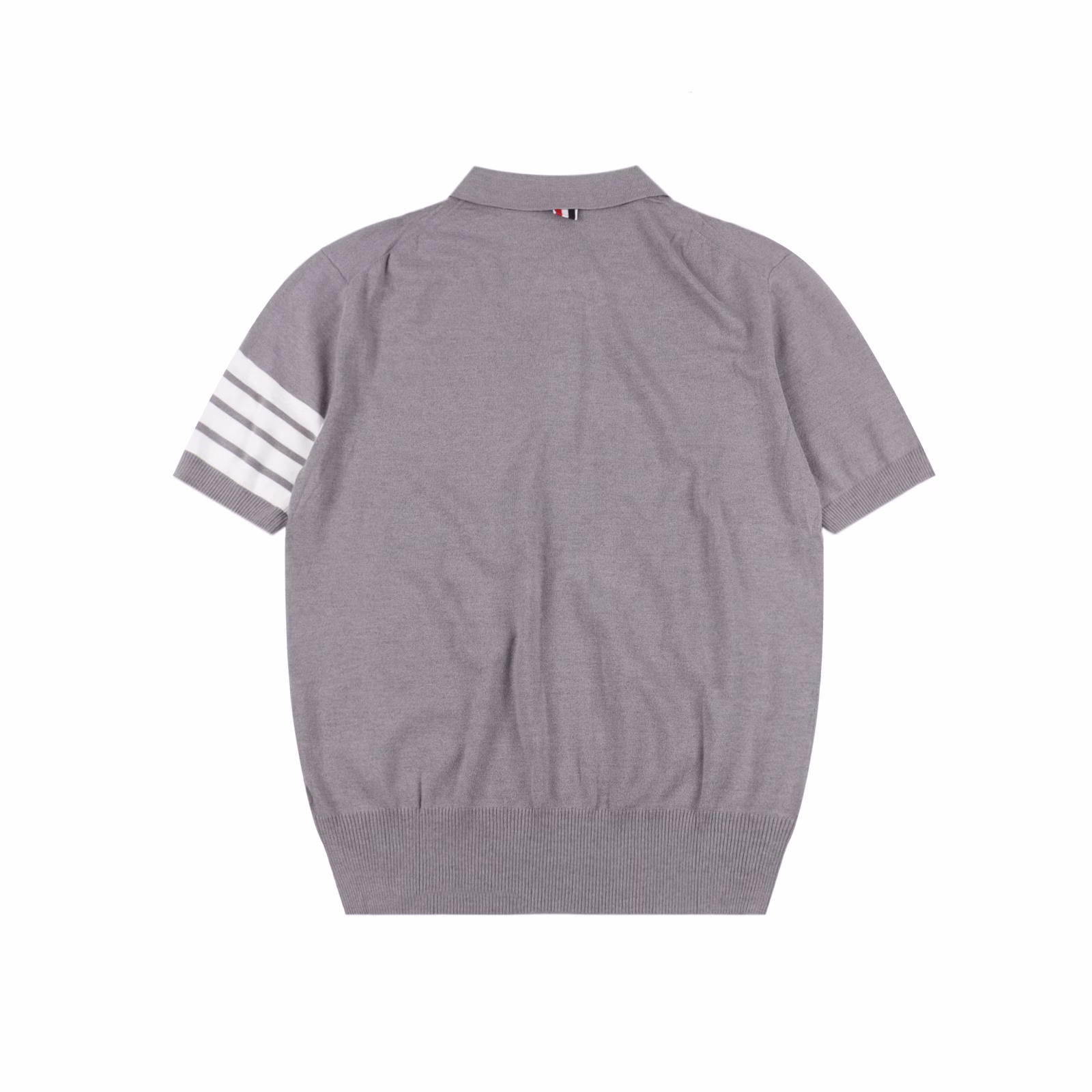 THOM BROWNE 25SS M26 four-bar striped ice silk jacquard POLO short sleevesSelected custom-woven high-count wool blended ice silk material, using low-saturation gray color weaving technology, breathability increased by 40%, cool and smooth to wear in summer, woven using TSUDAKOMA knitting machine, needle gauge accurate to 18 needles/inch, clear texture without virtual edges, long-lasting wear without fading, four-bar striped ribbons on cuffs seamlessly spliced, stripe width precisely in place, natural mother-of-pearl buttons inlaid at the placket and slits, lustrous and warm, slightly raised shoulder line to optimize the head-to-body ratio, side slits at the hem to enhance freedom of movement, suitable for both business and leisure scenes, unisex style