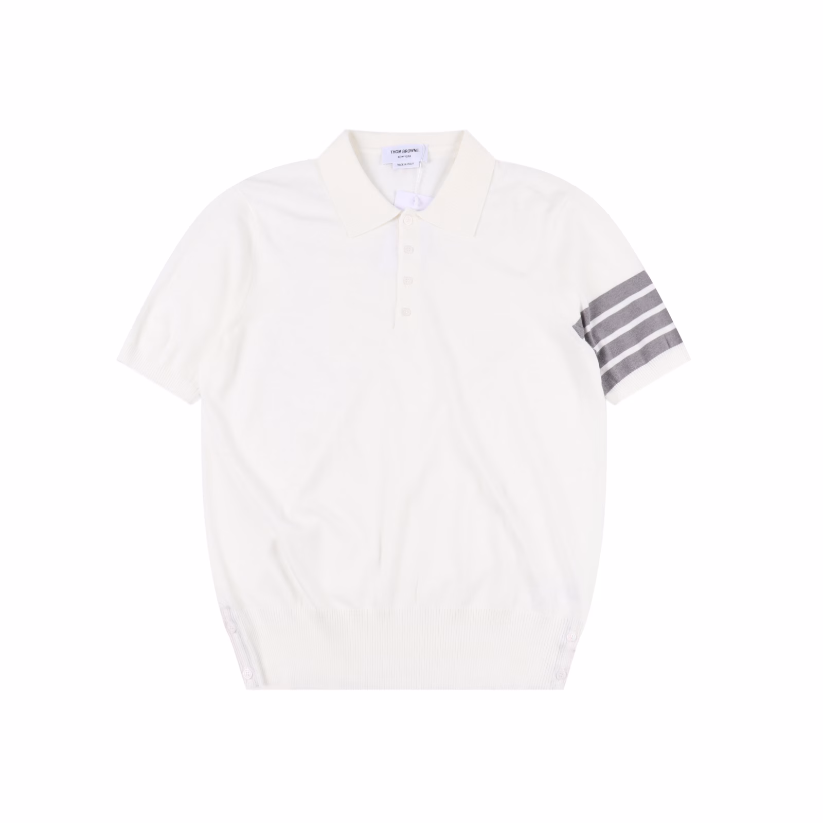 THOM BROWNE 25SS M26 four-bar striped ice silk jacquard POLO short sleevesSelected custom-woven high-count wool blended ice silk material, using low-saturation gray color weaving technology, breathability increased by 40%, cool and smooth to wear in summer, woven using TSUDAKOMA knitting machine, needle gauge accurate to 18 needles/inch, clear texture without virtual edges, long-lasting wear without fading, four-bar striped ribbons on cuffs seamlessly spliced, stripe width precisely in place, natural mother-of-pearl buttons inlaid at the placket and slits, lustrous and warm, slightly raised shoulder line to optimize the head-to-body ratio, side slits at the hem to enhance freedom of movement, suitable for both business and leisure scenes, unisex style