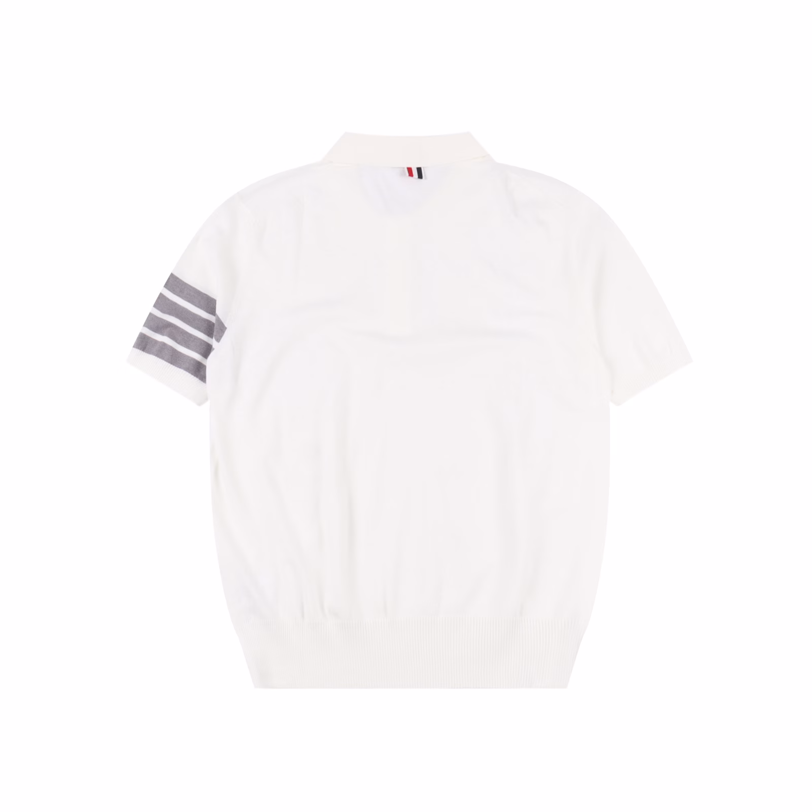 THOM BROWNE 25SS M26 four-bar striped ice silk jacquard POLO short sleevesSelected custom-woven high-count wool blended ice silk material, using low-saturation gray color weaving technology, breathability increased by 40%, cool and smooth to wear in summer, woven using TSUDAKOMA knitting machine, needle gauge accurate to 18 needles/inch, clear texture without virtual edges, long-lasting wear without fading, four-bar striped ribbons on cuffs seamlessly spliced, stripe width precisely in place, natural mother-of-pearl buttons inlaid at the placket and slits, lustrous and warm, slightly raised shoulder line to optimize the head-to-body ratio, side slits at the hem to enhance freedom of movement, suitable for both business and leisure scenes, unisex style