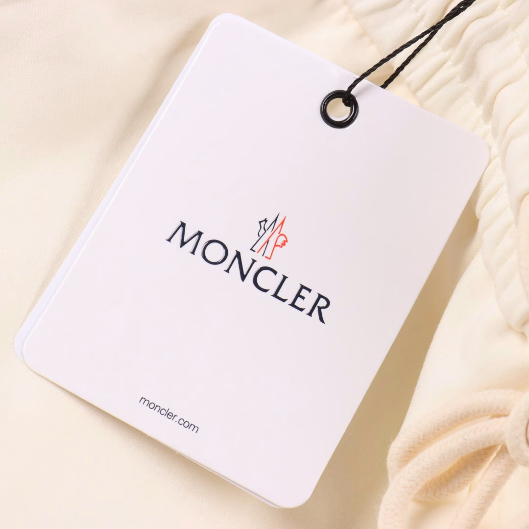 Moncler 25ss side webbing red, blue and white letter embroidered shortsMoncler Moncler 2025 spring and summer new products are stylish and handsome high-end single-piece shorts,Customized imported fabrics are wide and comfortable,Original mold custom hardware, red, white and blue webbing jacquard stitching on both sides,The iconic flap pocket on the back adds a finishing touch to the MONCLER logo embroidery,The classic style is super handsome! Super cool on the upper body! !Age-reducing and handsome! Three complete labels! !