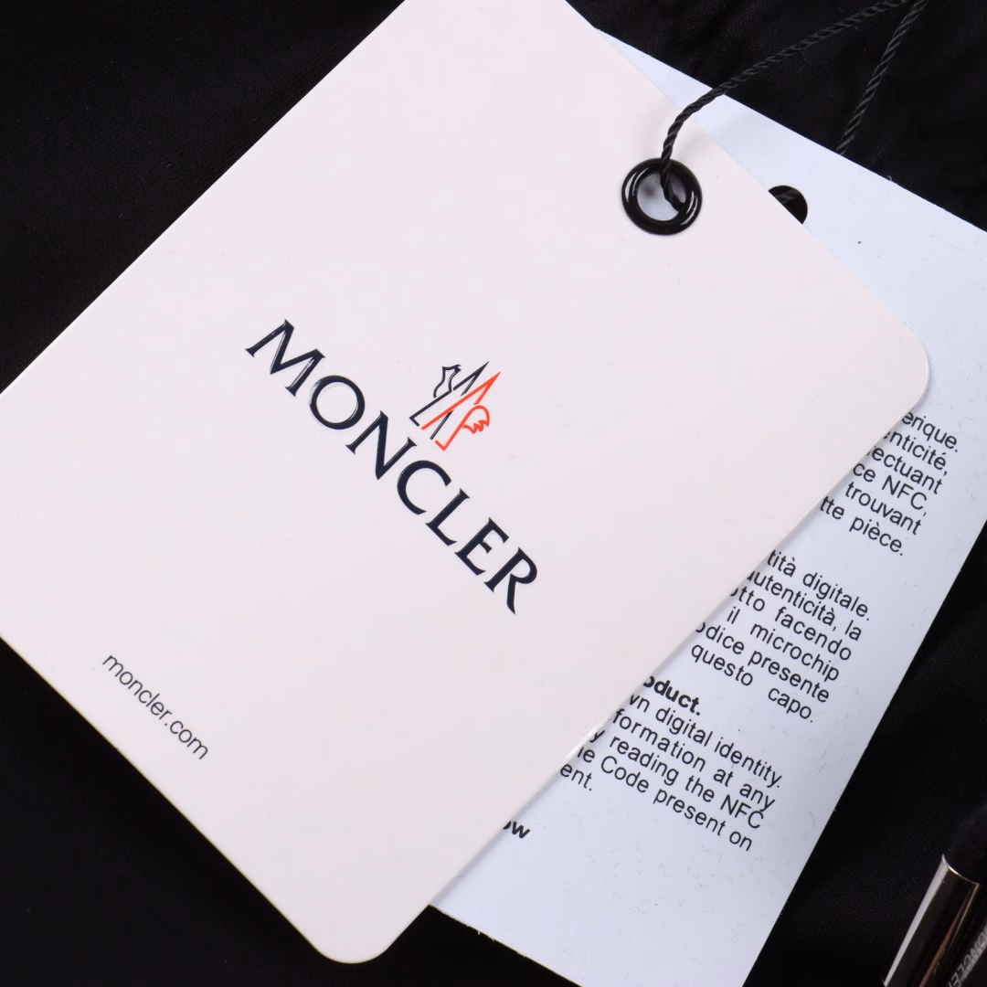 Moncler 25ss side webbing red, blue and white letter embroidered shortsMoncler Moncler 2025 spring and summer new products are stylish and handsome high-end single-piece shorts,Customized imported fabrics are wide and comfortable,Original mold custom hardware, red, white and blue webbing jacquard stitching on both sides,The iconic flap pocket on the back adds a finishing touch to the MONCLER logo embroidery,The classic style is super handsome! Super cool on the upper body! !Age-reducing and handsome! Three complete labels! !