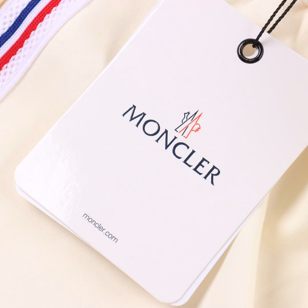 Moncler 25ss logo embroidered red, blue and white striped ribbon patchwork shortsUsing heavy breathable layer fabric, custom weaving and dyeing, high-weight blended technology fabric, elastic waist drawstring,The side is made of red, white and blue ribbon patchwork technology, and the three-dimensional embroidery of contrasting letters on the side of the pants is a finishing touch. The back flap pocket adds a finishing touch. The loose cut is fashionable and versatile, and the custom trouser rope hardware has a first-class texture.Adjustable rope belt, no exaggerated design pattern, using unique cutting,High street style drop crotch design, it looks trendy and cool, and can be worn by men and women regardless of body shape.