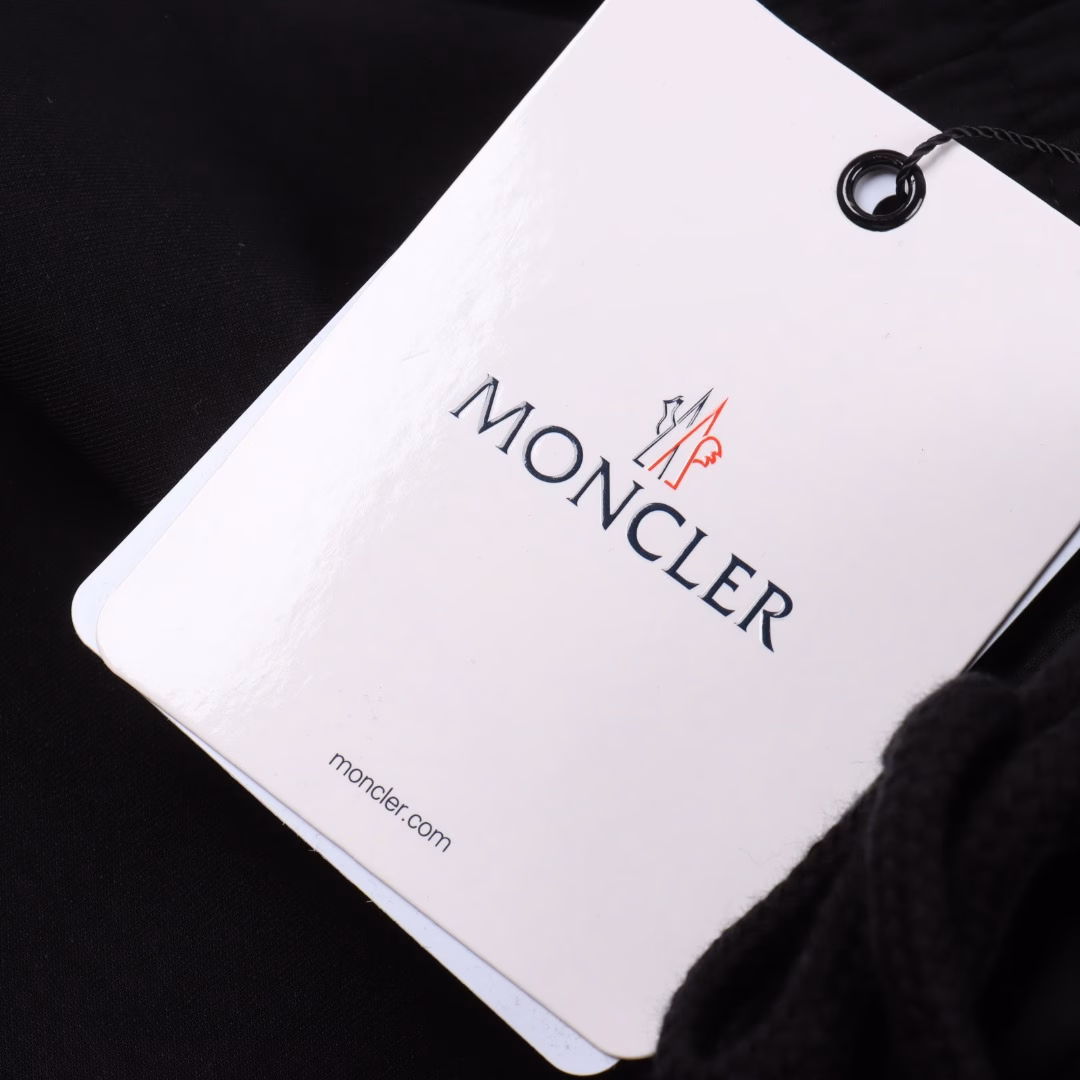 Moncler 25ss logo embroidered red, blue and white striped ribbon patchwork shortsUsing heavy breathable layer fabric, custom weaving and dyeing, high-weight blended technology fabric, elastic waist drawstring,The side is made of red, white and blue ribbon patchwork technology, and the three-dimensional embroidery of contrasting letters on the side of the pants is a finishing touch. The back flap pocket adds a finishing touch. The loose cut is fashionable and versatile, and the custom trouser rope hardware has a first-class texture.Adjustable rope belt, no exaggerated design pattern, using unique cutting,High street style drop crotch design, it looks trendy and cool, and can be worn by men and women regardless of body shape.