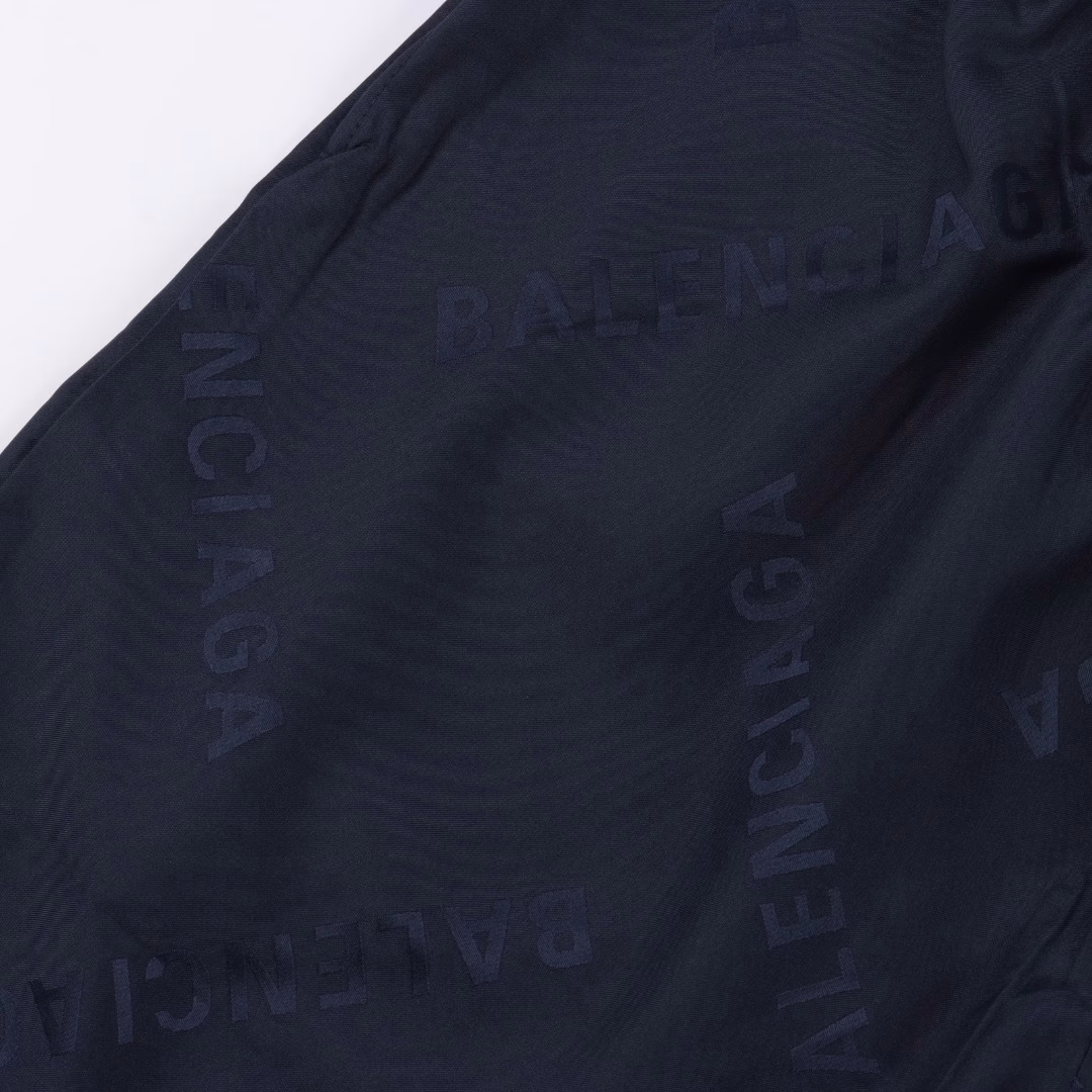 Balenciaga 25SS full-print dark pattern jacquard shortsExclusively woven cuprammonium fiber blended fabric Grey cloth jacquard with full-print slogan pattern Small vat dyeing and hand-cut pieces Perfectly spliced ​​letter alignment effect Full details