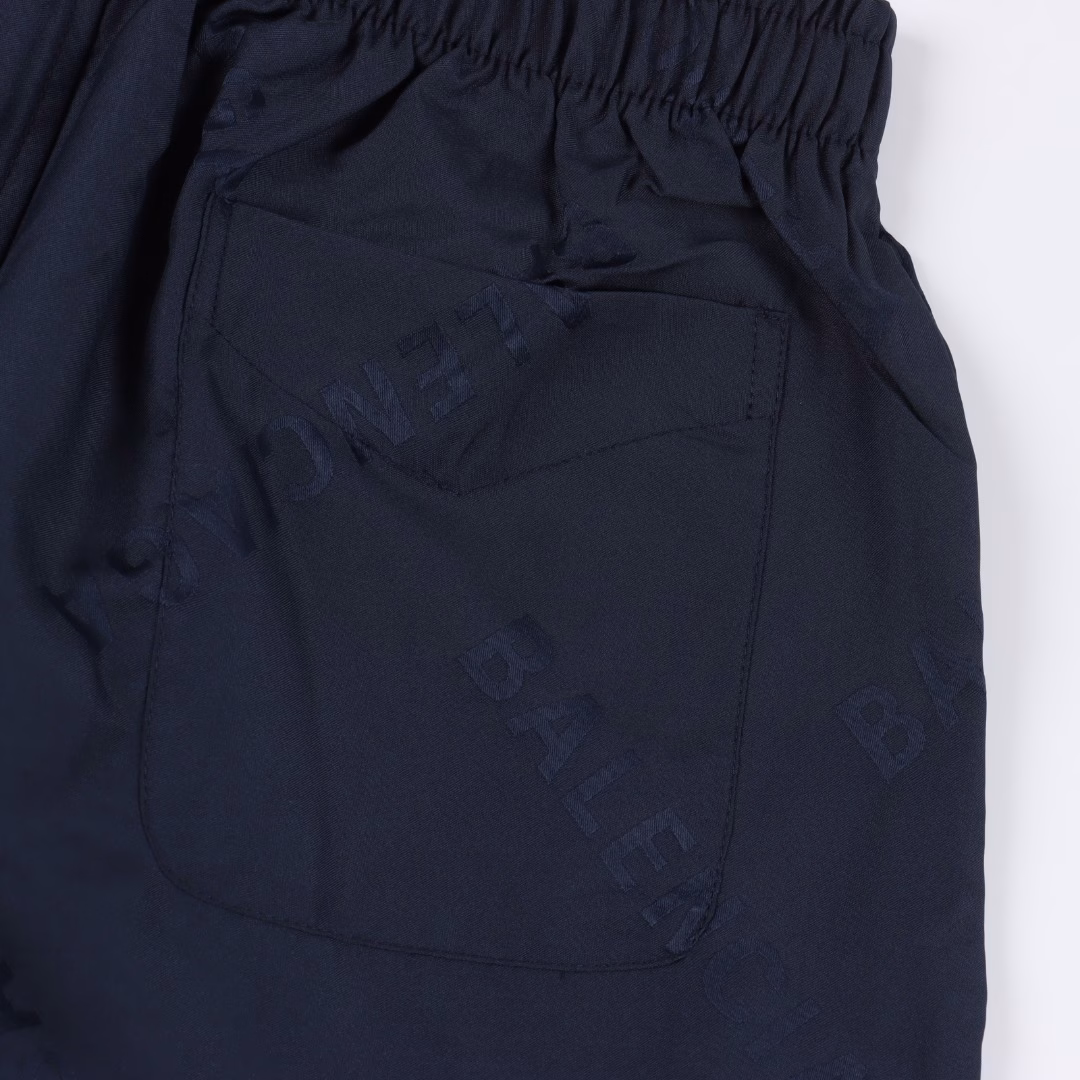 Balenciaga 25SS full-print dark pattern jacquard shortsExclusively woven cuprammonium fiber blended fabric Grey cloth jacquard with full-print slogan pattern Small vat dyeing and hand-cut pieces Perfectly spliced ​​letter alignment effect Full details