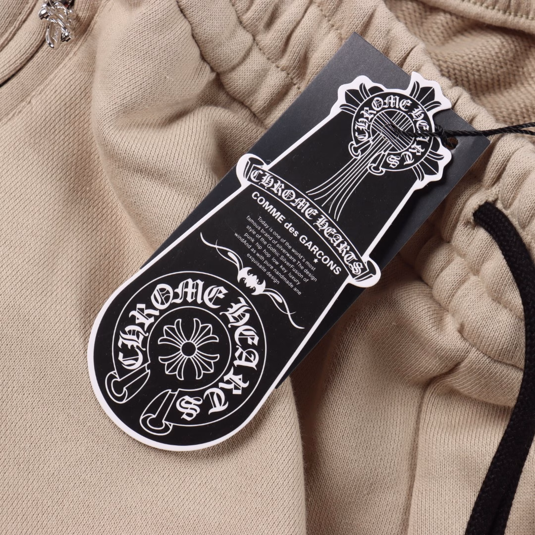 Chrome Hearts 24ss Applique Cross Sanskrit Scroll Embroidery ShortsThe fabric is made of 380g terry pure cotton, with moderate thickness, full drape, close-fitting and soft. The embroidery is done with imported embroidery machines. The embroidery is very difficult. The cross applique embroidery is laser cut and then placed on the embroidery machine for hemming and fixing. First, the whole fabric is placed under the UV engraving machine to carve out the flower pattern, and then the irregular places on it are trimmed with scissors to make it round and smooth. In this process, everything is purely handmade. The embroidery is done on the patch. Such a full embroidery requires tens of thousands of stitches, so it feels very comfortable. A full set of accessories with three standards is customized